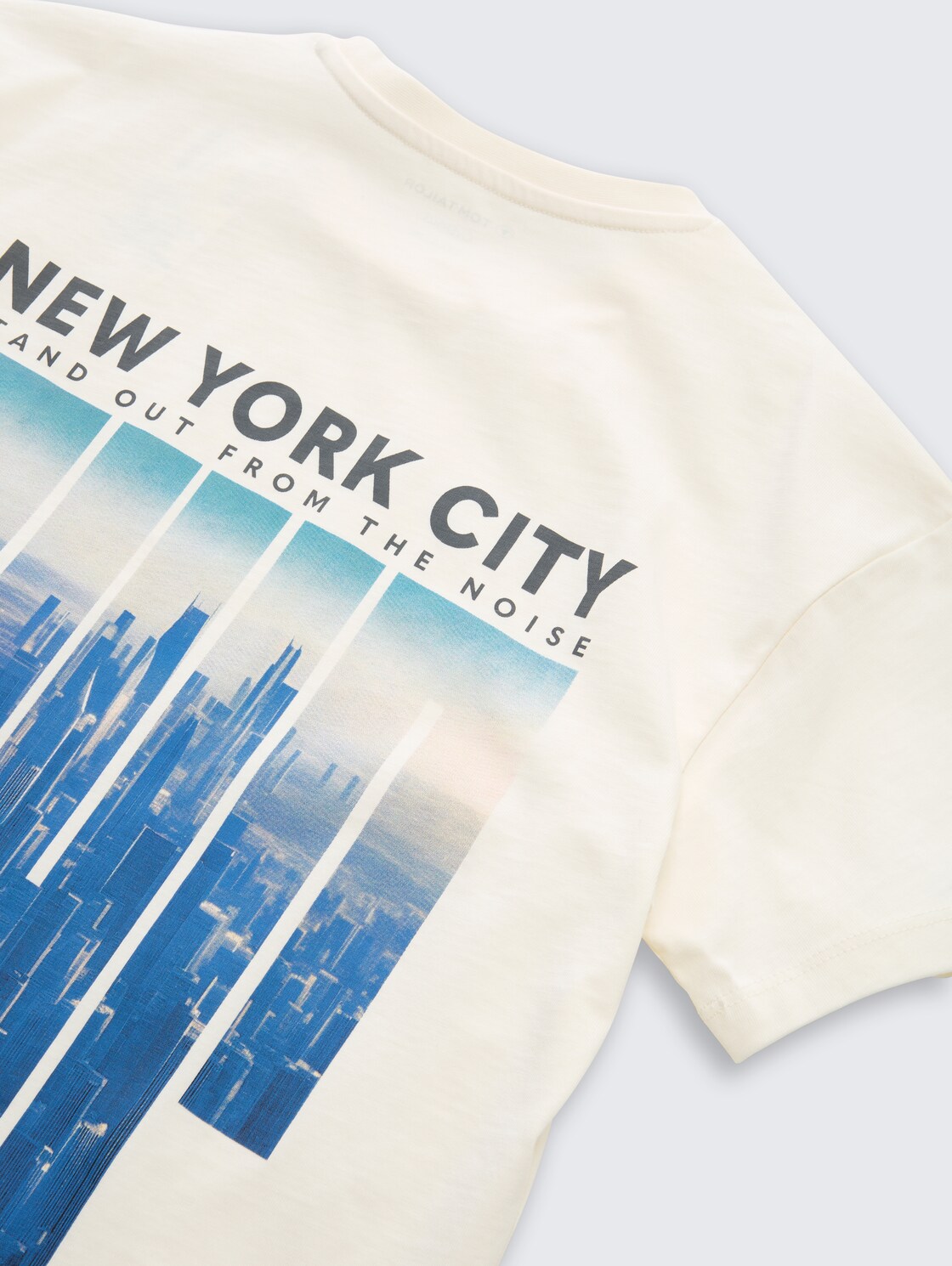 Oversize T-Shirt mit Rückenprint - Wool White - Detail-Model-Ansicht