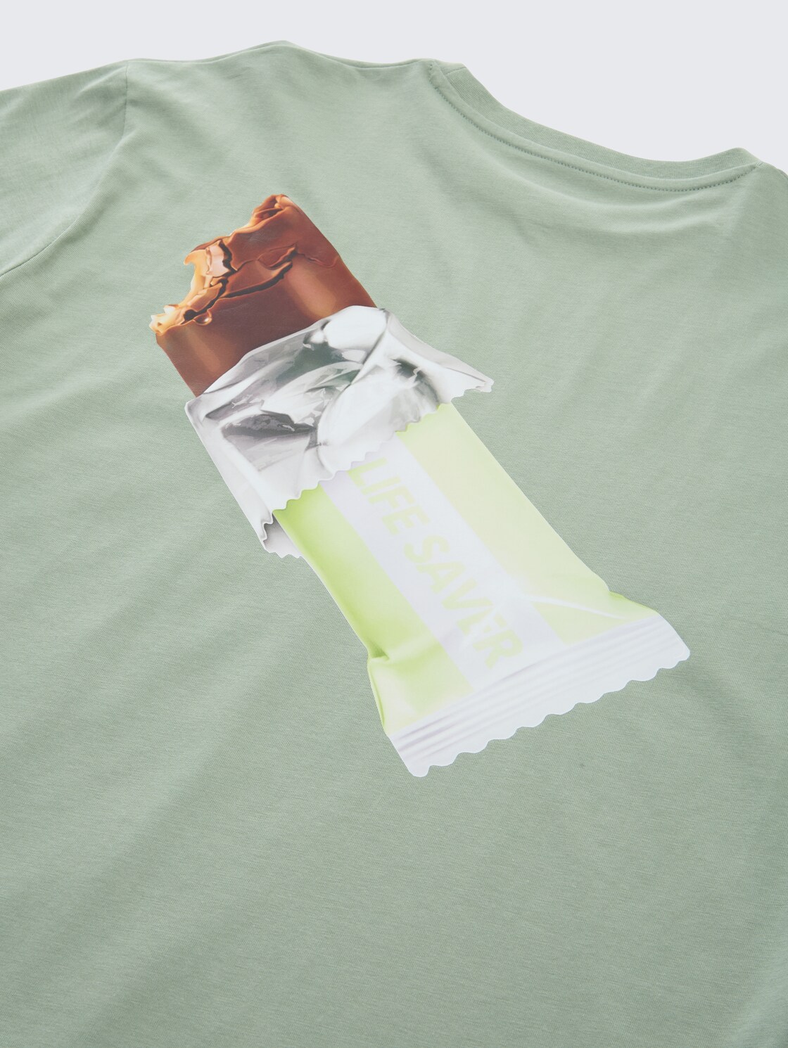 Oversize Langarmshirt mit Print - Dusty Leave Green - Detail-Model-Ansicht