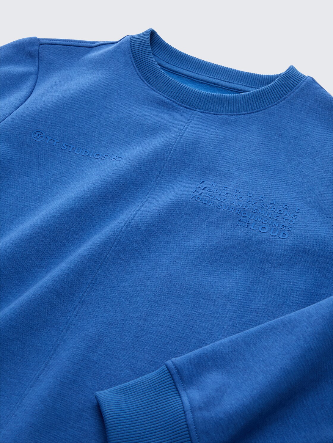 Basic sweatshirt - soft sapphire blue - Detailaanzicht model