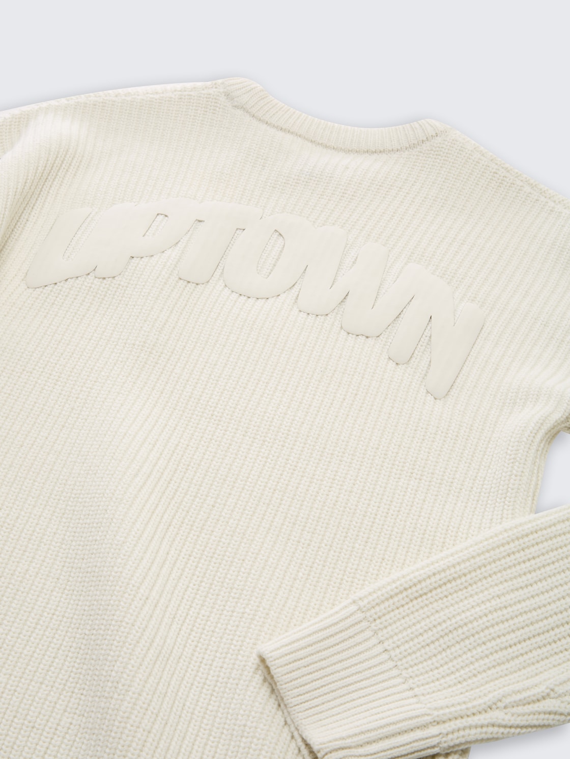 Strickpullover mit Rückenprint - greyish white - Detail-Model-Ansicht