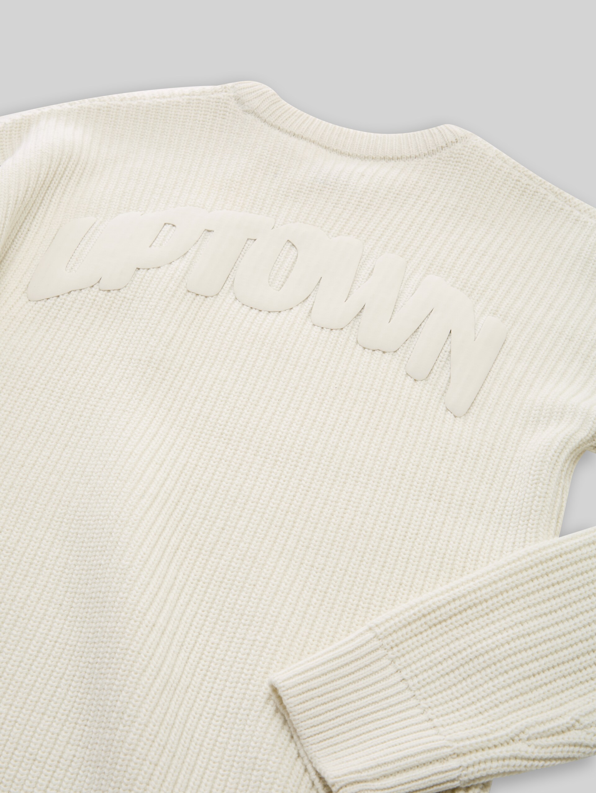 Knitted jumper with back print - greyish white - Detail model view