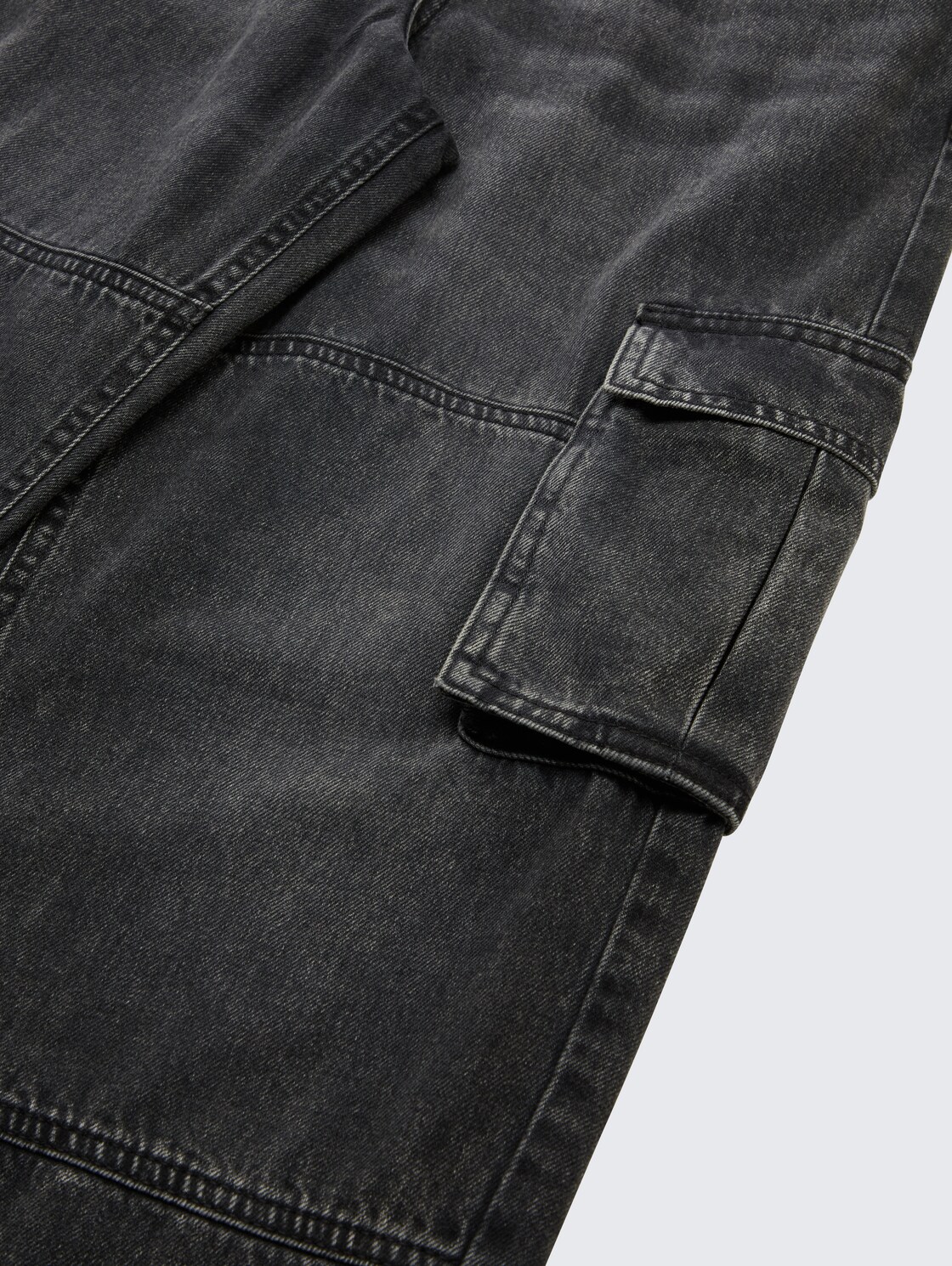 Baggy Cargo Jeans - used dark stone grey denim - Detail-Model-Ansicht
