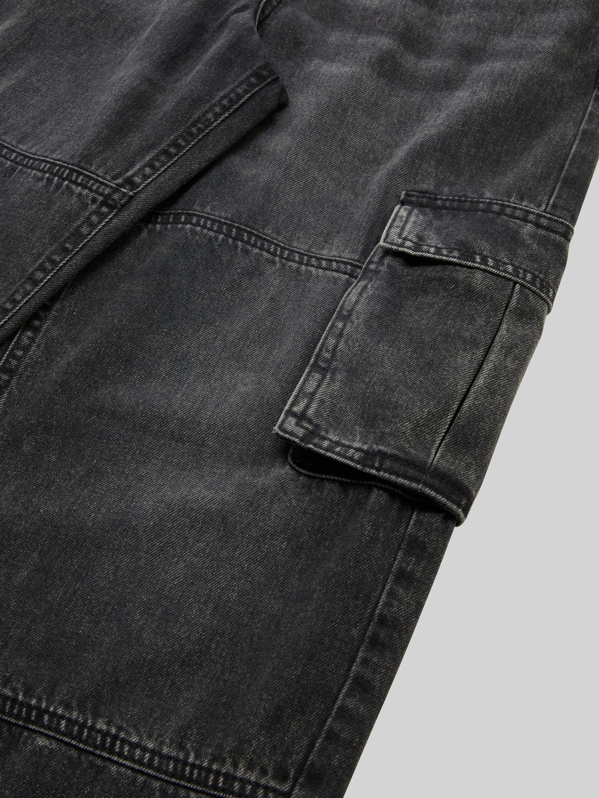 Baggy cargo jeans - used dark stone grey denim - Detail model view