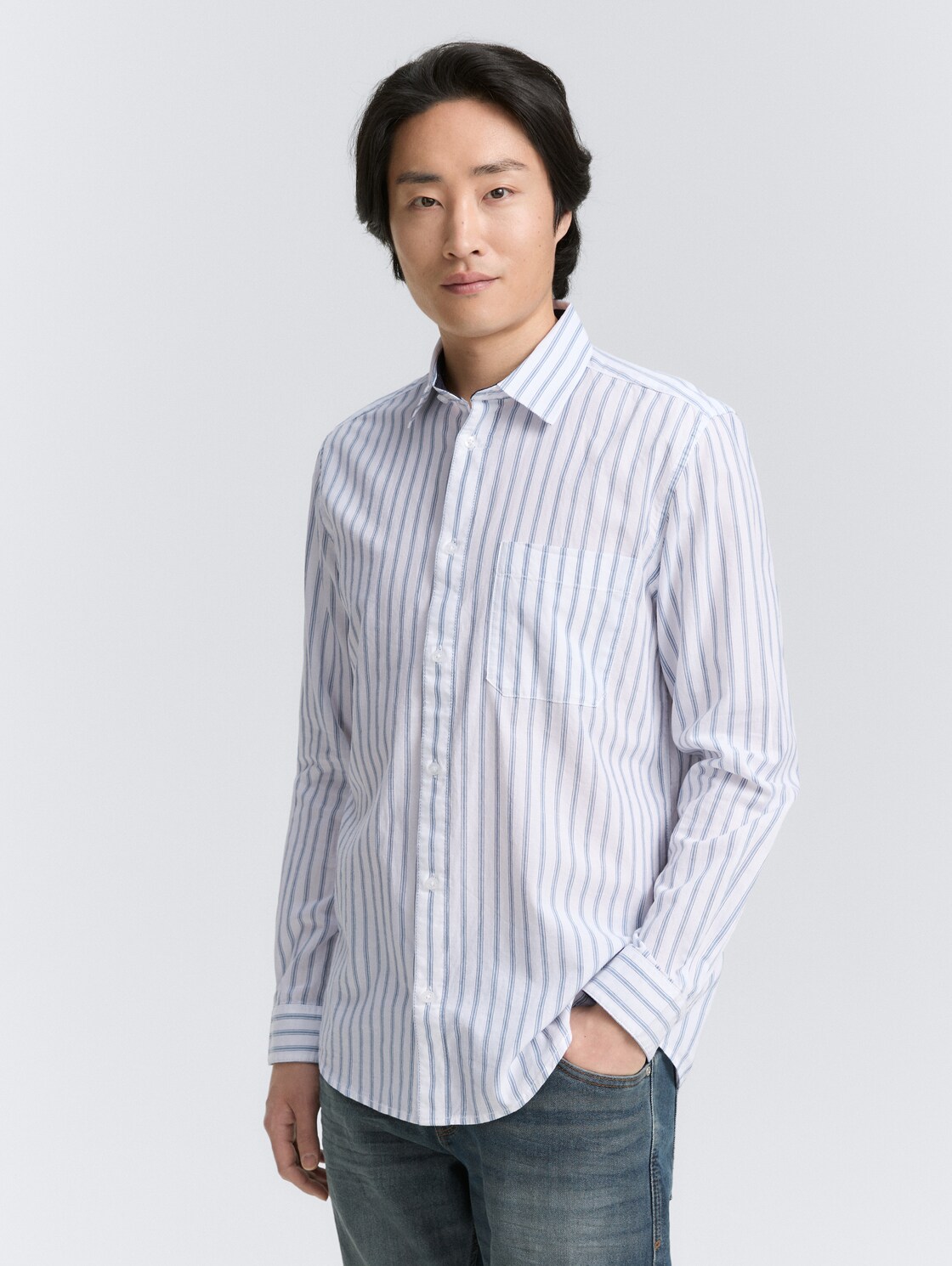 Regular Fit Hemd mit Streifenmuster - white blue stripe - Ausschnitt Model-Vorderansicht