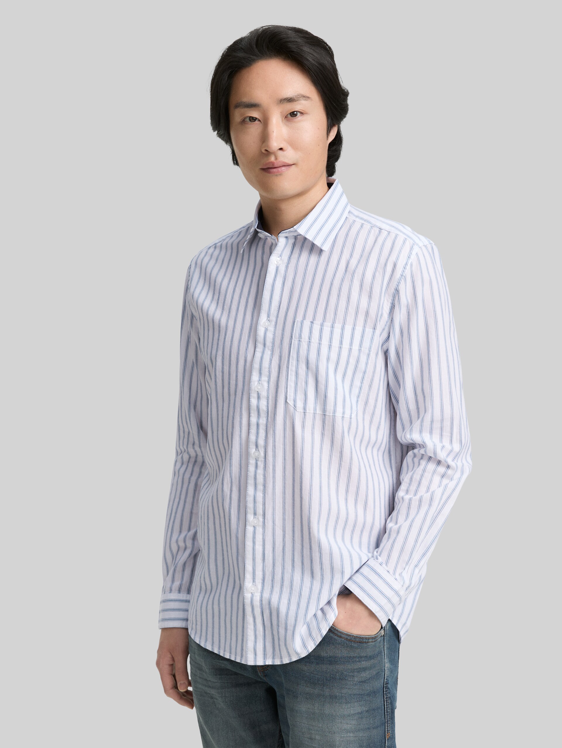 Regular Fit Hemd mit Streifenmuster - white blue stripe - Ausschnitt Model-Vorderansicht