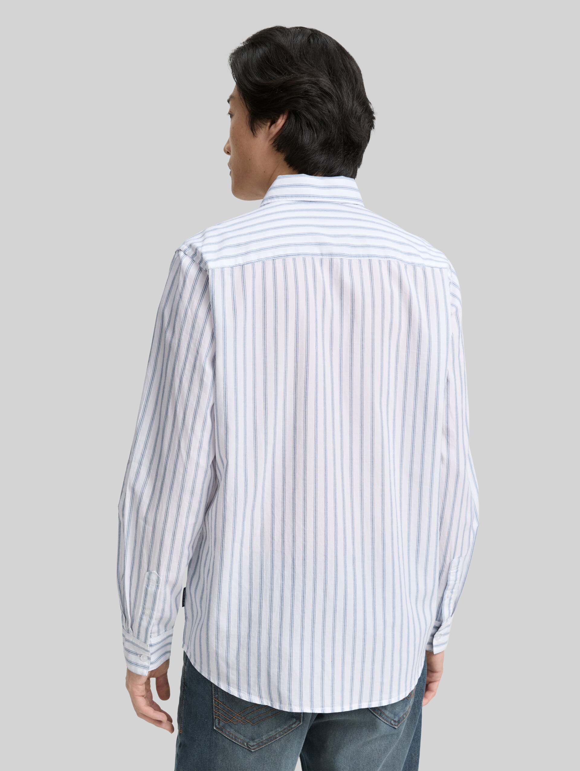 Regular Fit Hemd mit Streifenmuster - white blue stripe - Auschnitt Model-Rückansicht