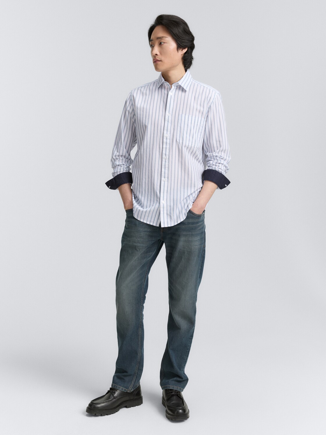 Regular Fit Hemd mit Streifenmuster - white blue stripe - Model-Vorderansicht