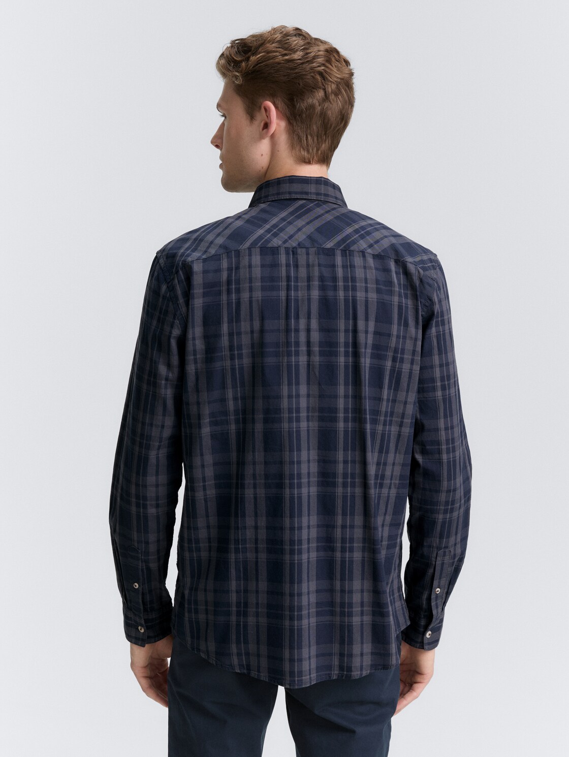 Regular Fit Hemd mit Karo-Muster - navy tonal check - Auschnitt Model-Rückansicht