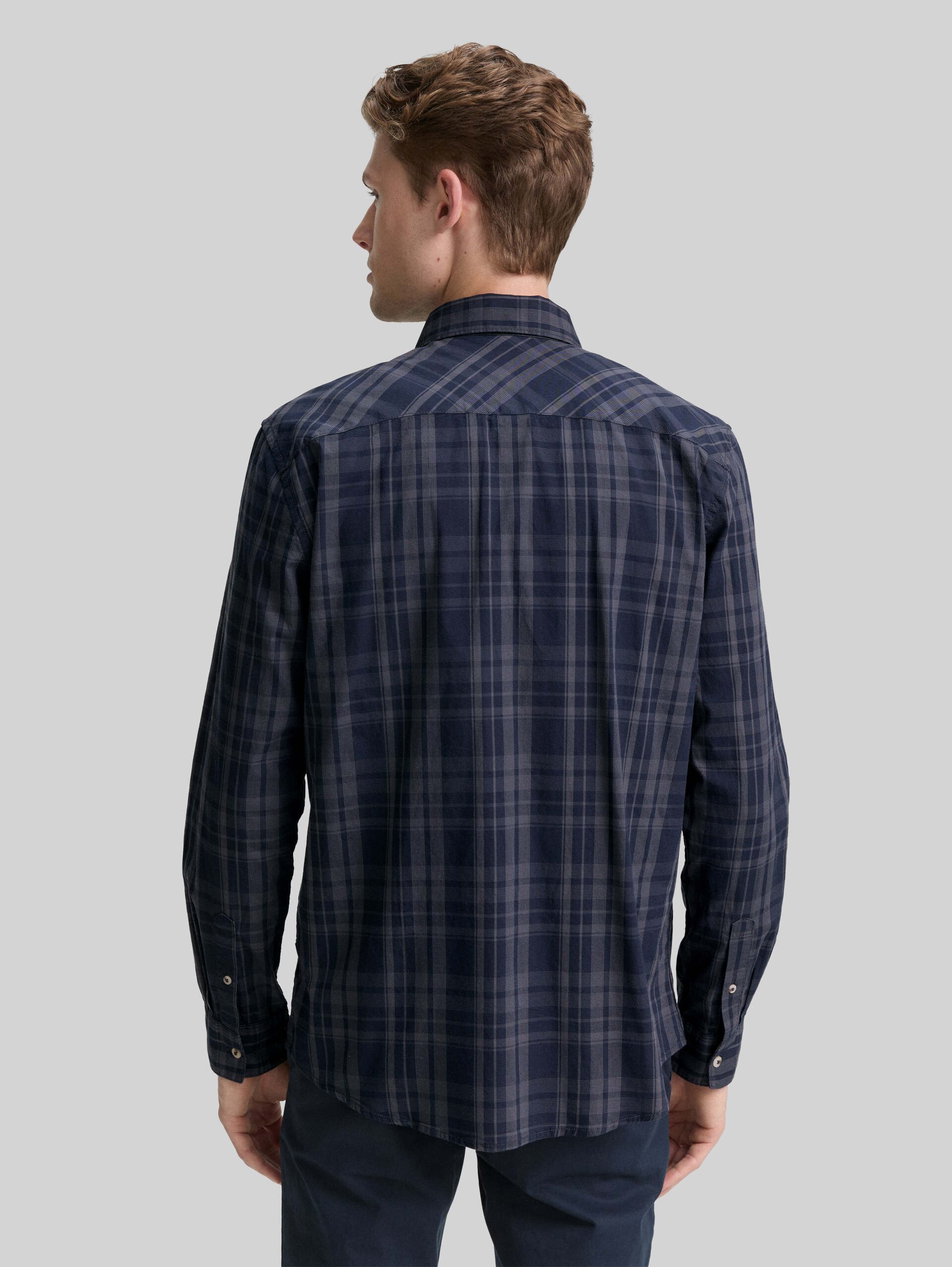 Regular fit shirt with chequered pattern - navy tonal check - Neckline model-back view