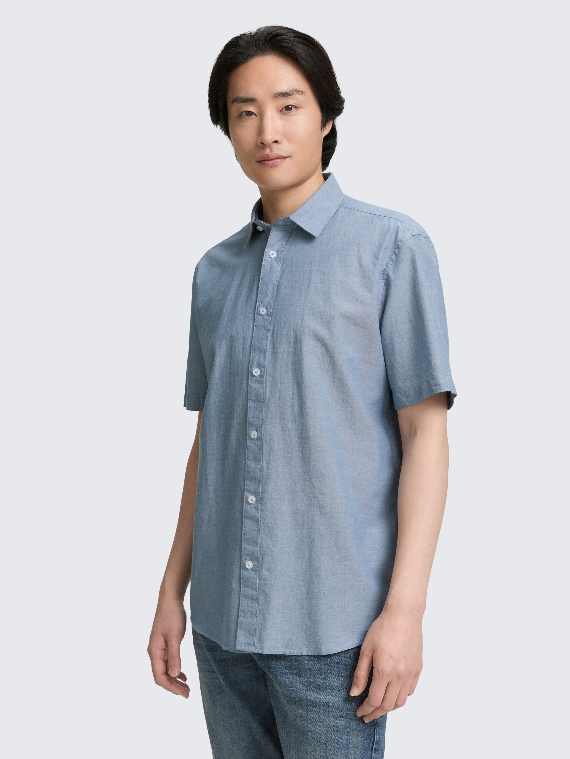 Regular Fit Kurzarmhemd aus Baumwolle - real teal blue chambray - Ausschnitt Model-Vorderansicht