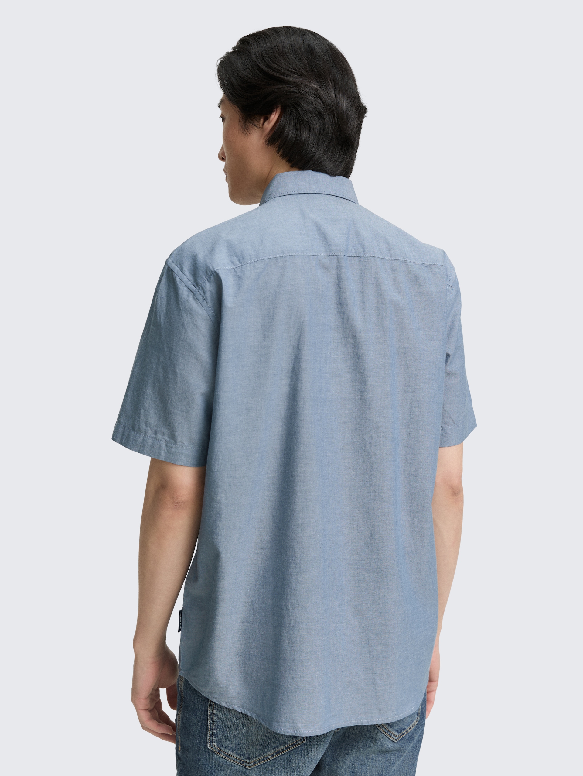 Regular Fit Kurzarmhemd aus Baumwolle - real teal blue chambray - Auschnitt Model-Rückansicht