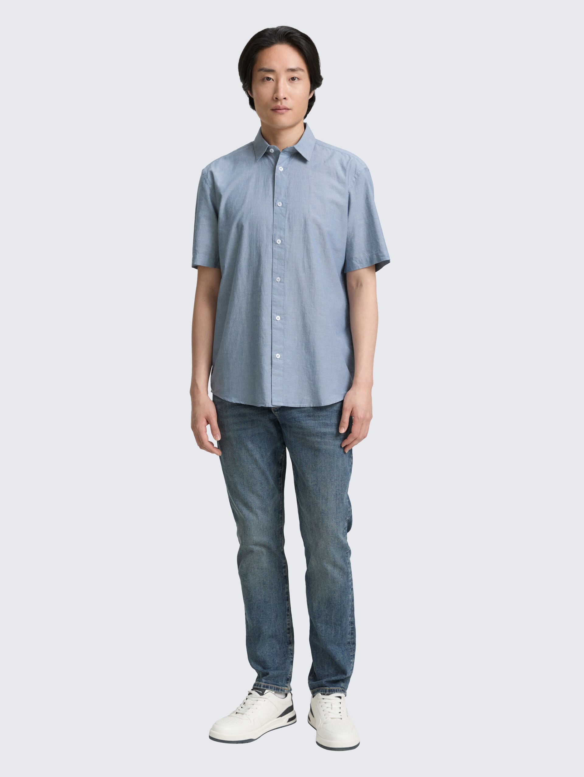Regular Fit Kurzarmhemd aus Baumwolle - real teal blue chambray - Model-Vorderansicht