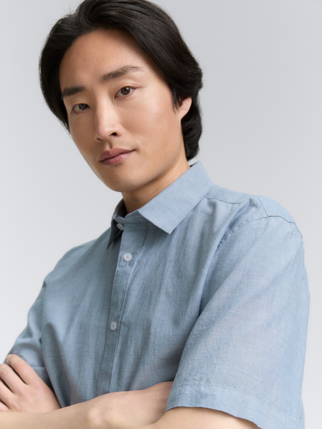 Regular Fit Kurzarmhemd aus Baumwolle - real teal blue chambray - Detail-Model-Ansicht