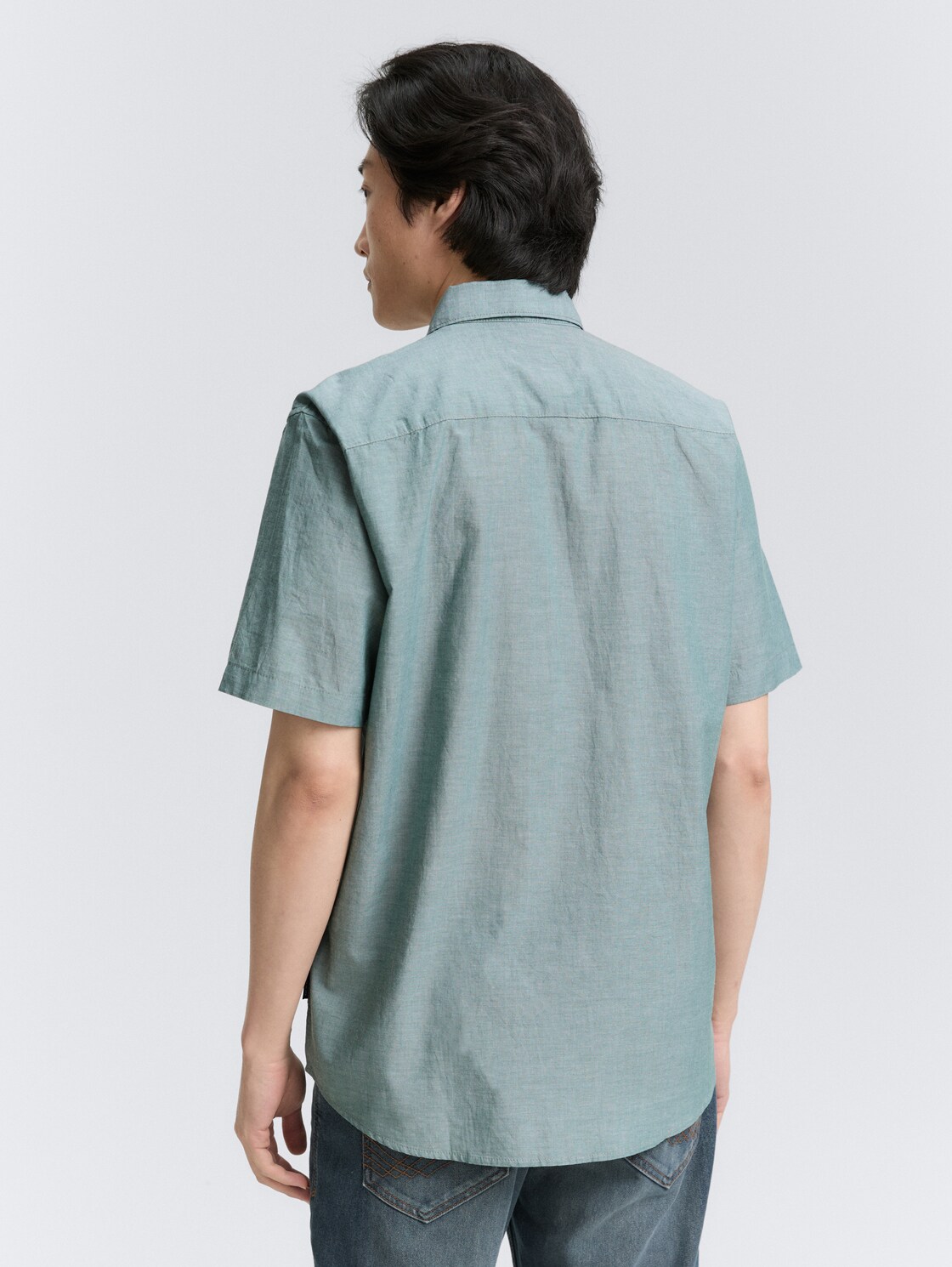 Regular Fit Kurzarmhemd aus Baumwolle - jasper green chambray - Auschnitt Model-Rückansicht