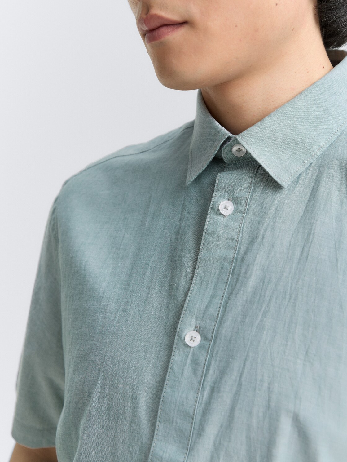 Regular Fit Kurzarmhemd aus Baumwolle - jasper green chambray - Detail-Model-Ansicht