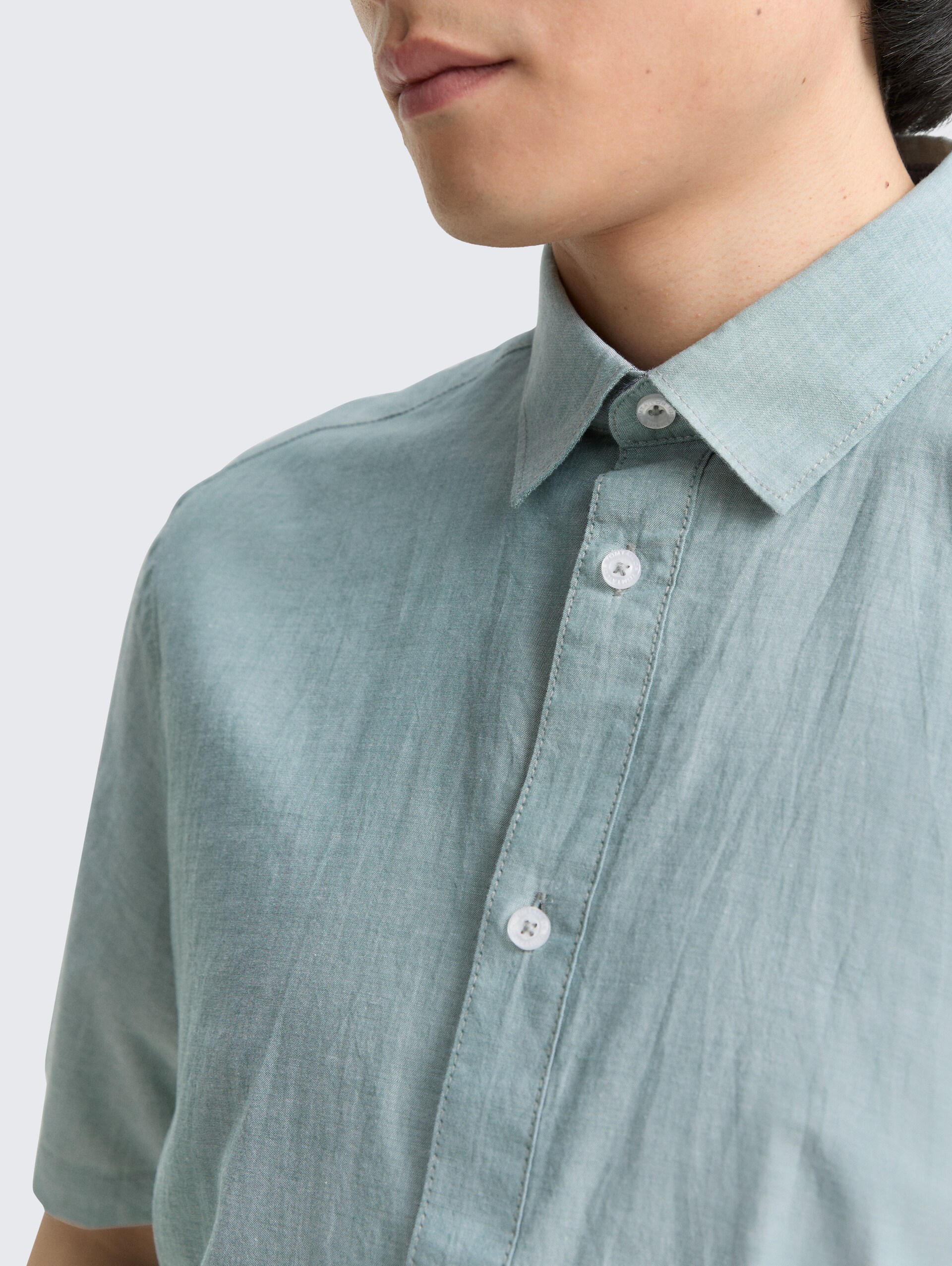 Regular Fit Kurzarmhemd aus Baumwolle - jasper green chambray - Detail-Model-Ansicht