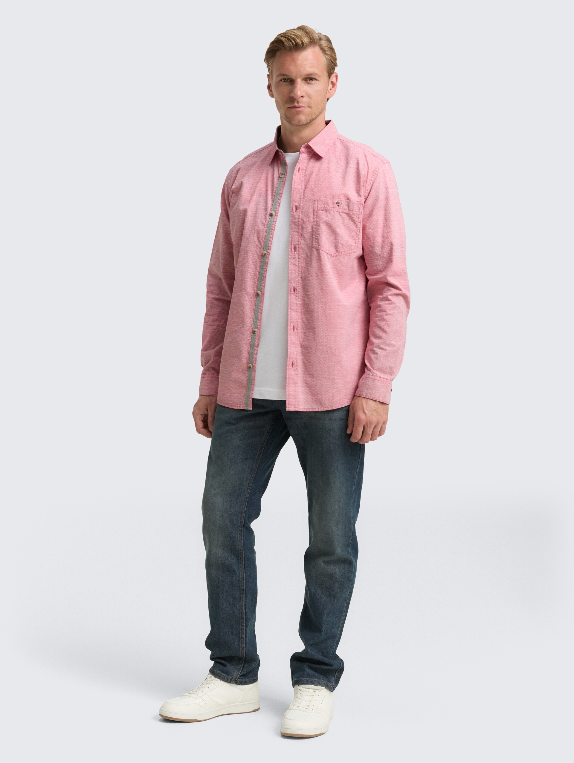 Chemise coupe classique avec poche poitrine - red white horizontal structure - Vue de face du modèle