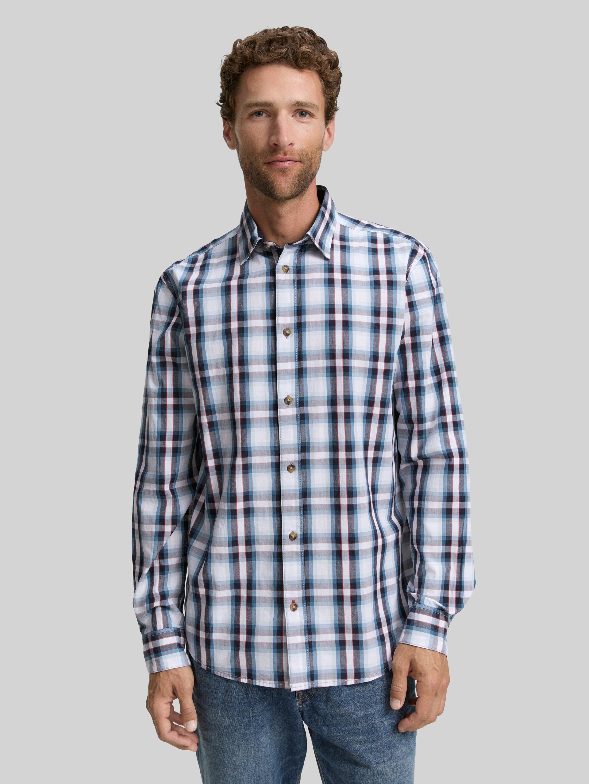 Regular fit shirt with chequered pattern - white blue shades check - Neckline model front view