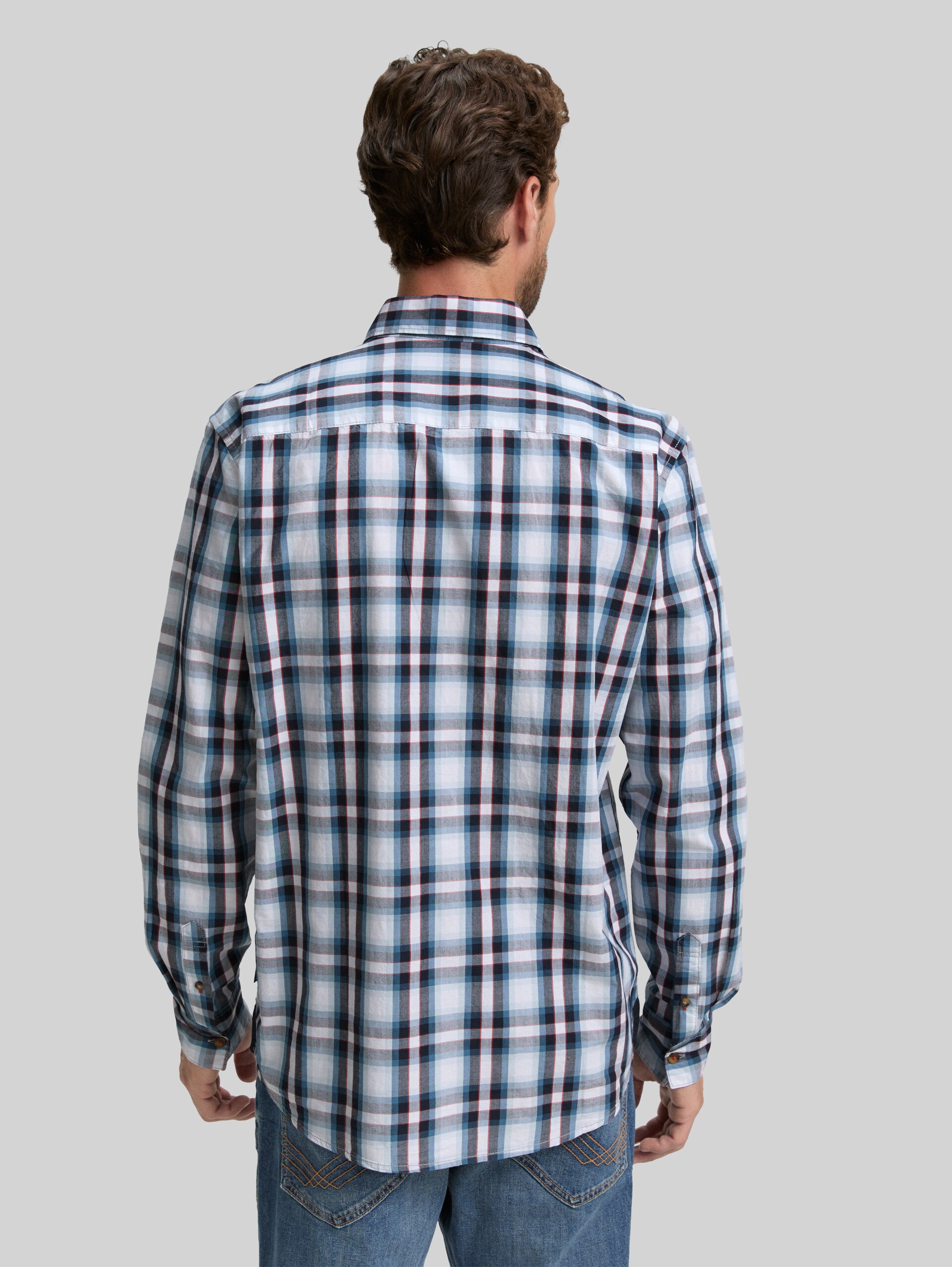 Regular fit shirt with chequered pattern - white blue shades check - Neckline model-back view