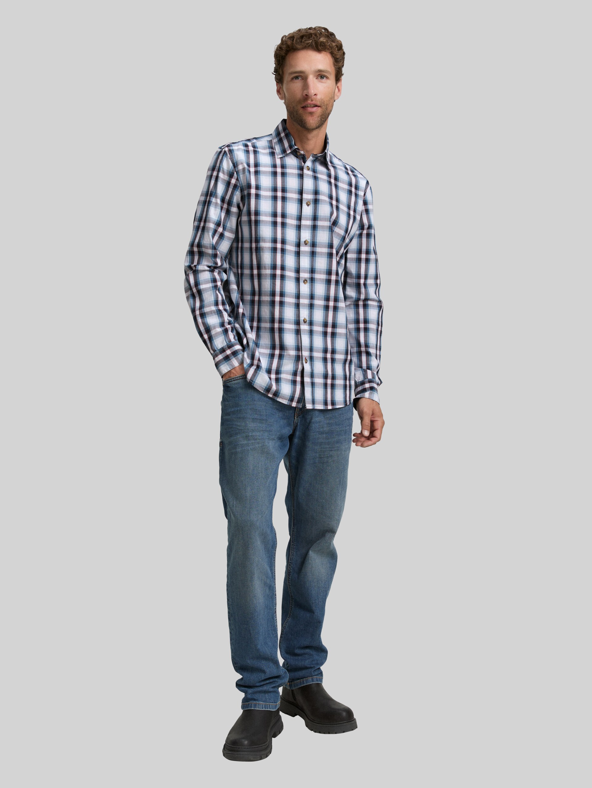 Regular fit shirt with chequered pattern - white blue shades check - Model front view