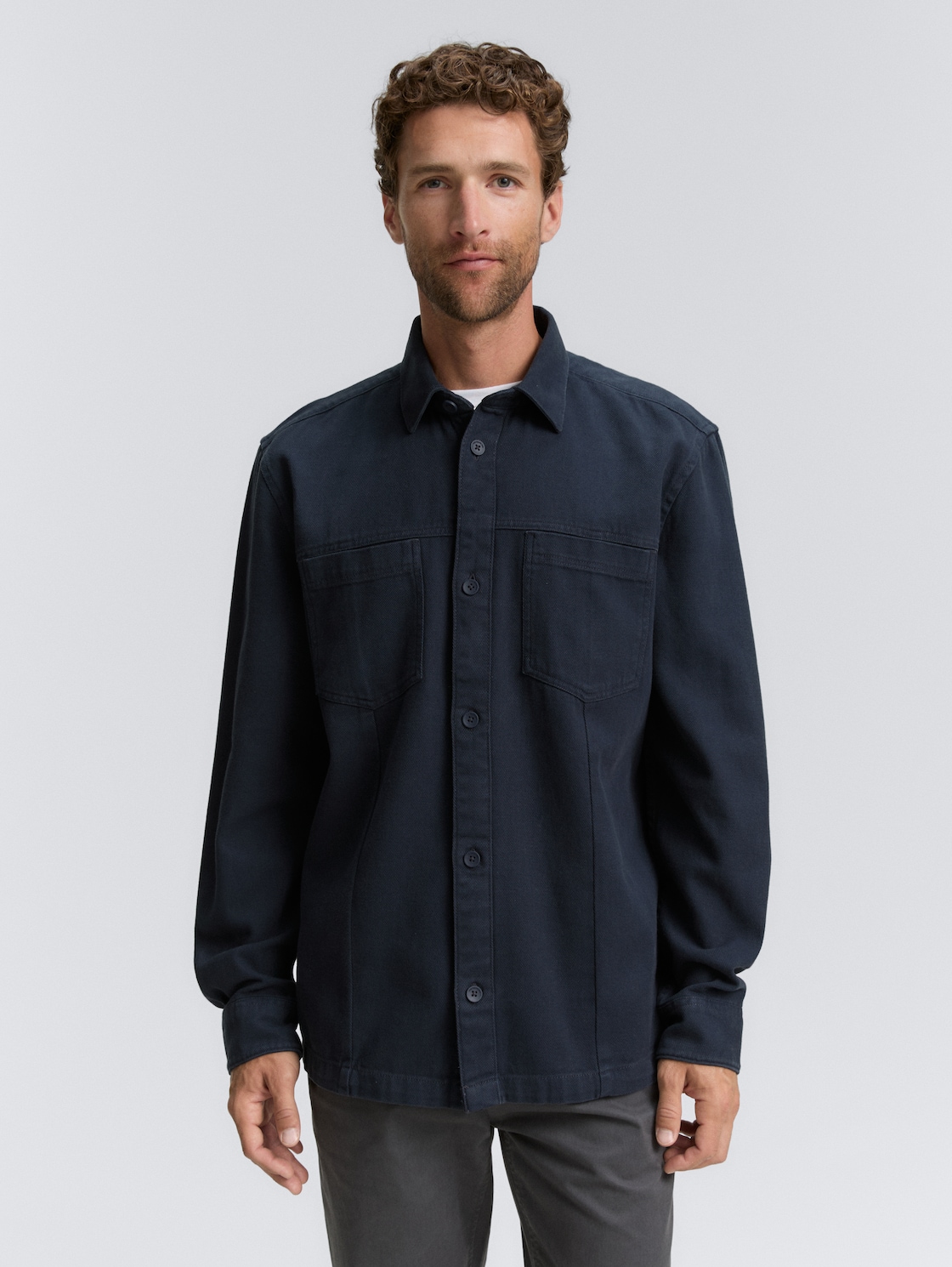 Overshirt mit Brusttaschen - sky captain blue - Ausschnitt Model-Vorderansicht