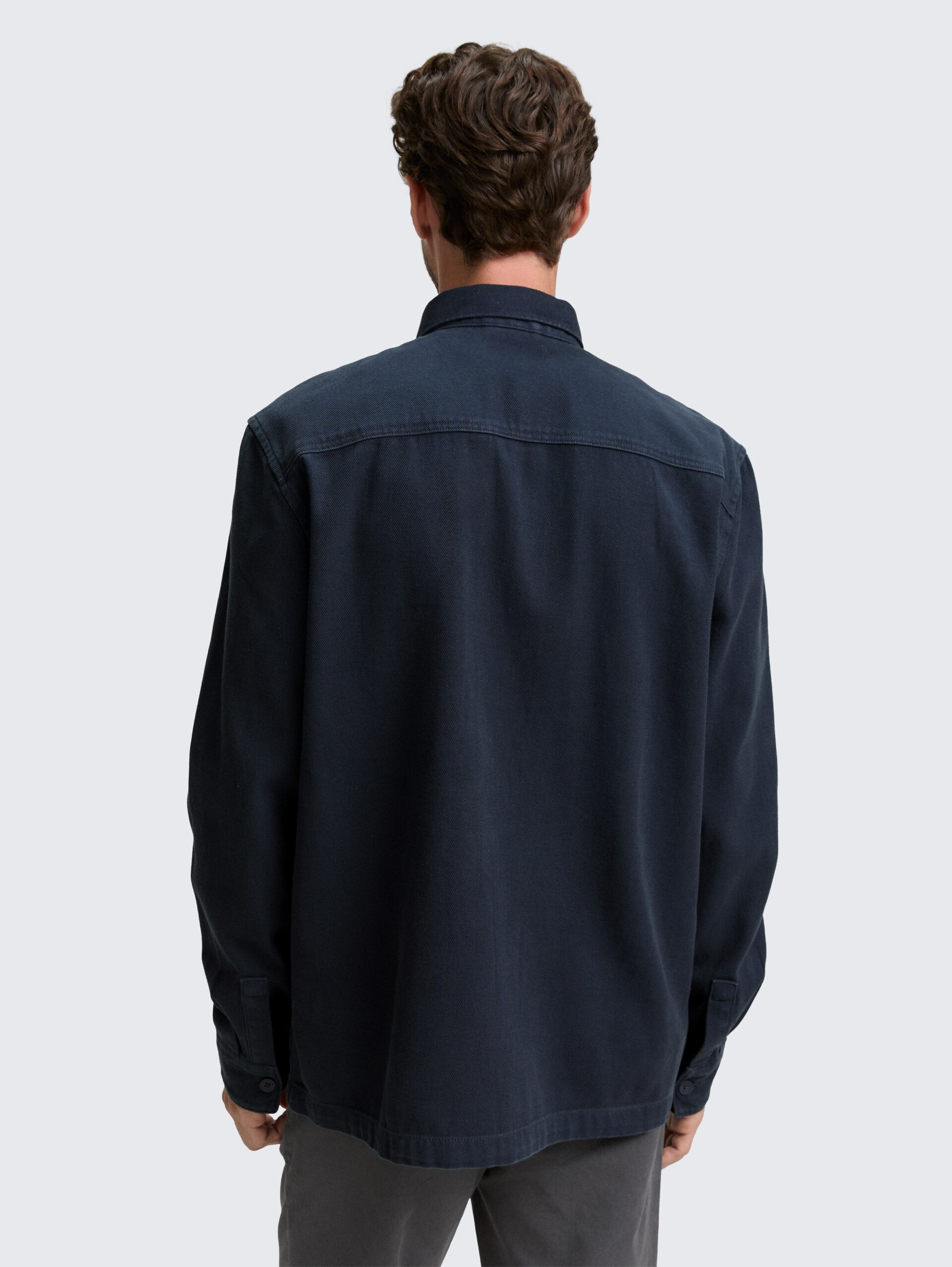 Overshirt mit Brusttaschen - sky captain blue - Auschnitt Model-Rückansicht