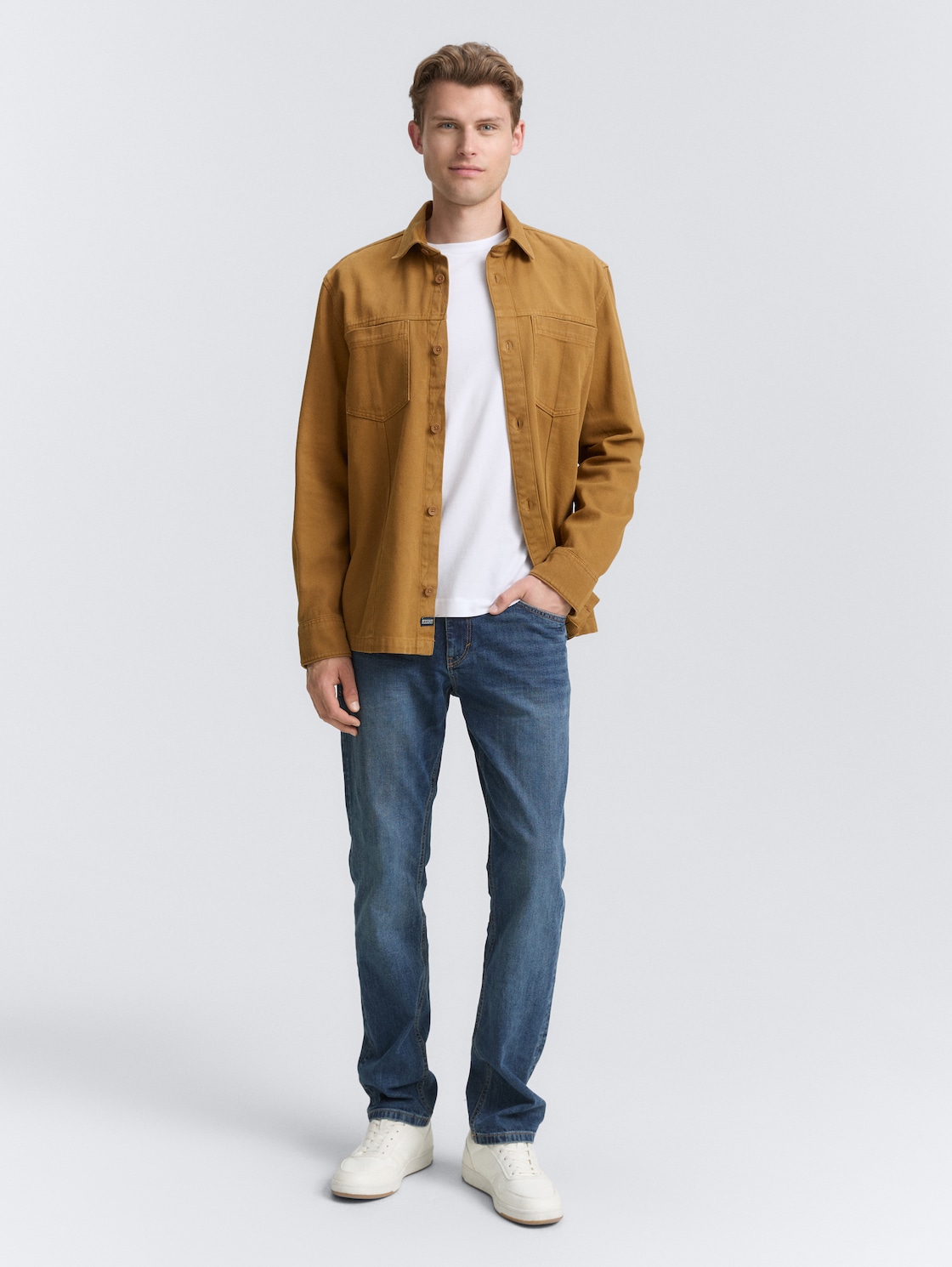 Overshirt mit Brusttaschen - deep cognac - Model-Vorderansicht