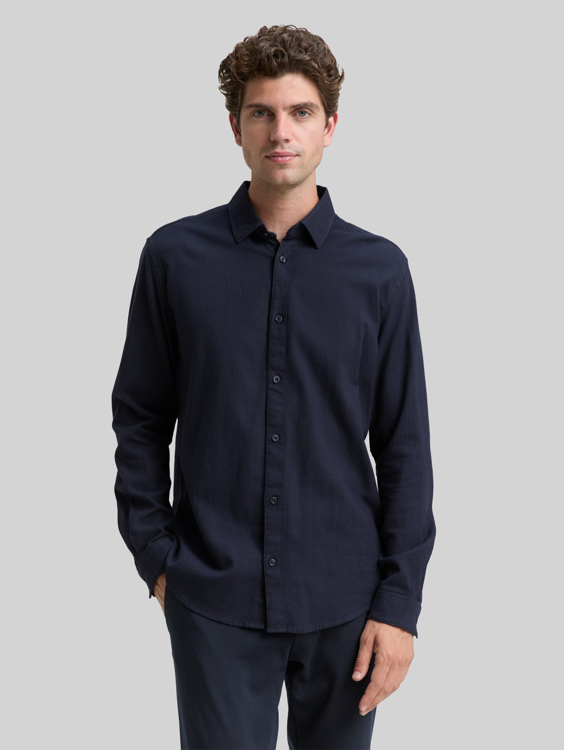 Slim fit shirt with stretch - navy tonal squared structure - Neckline model front view