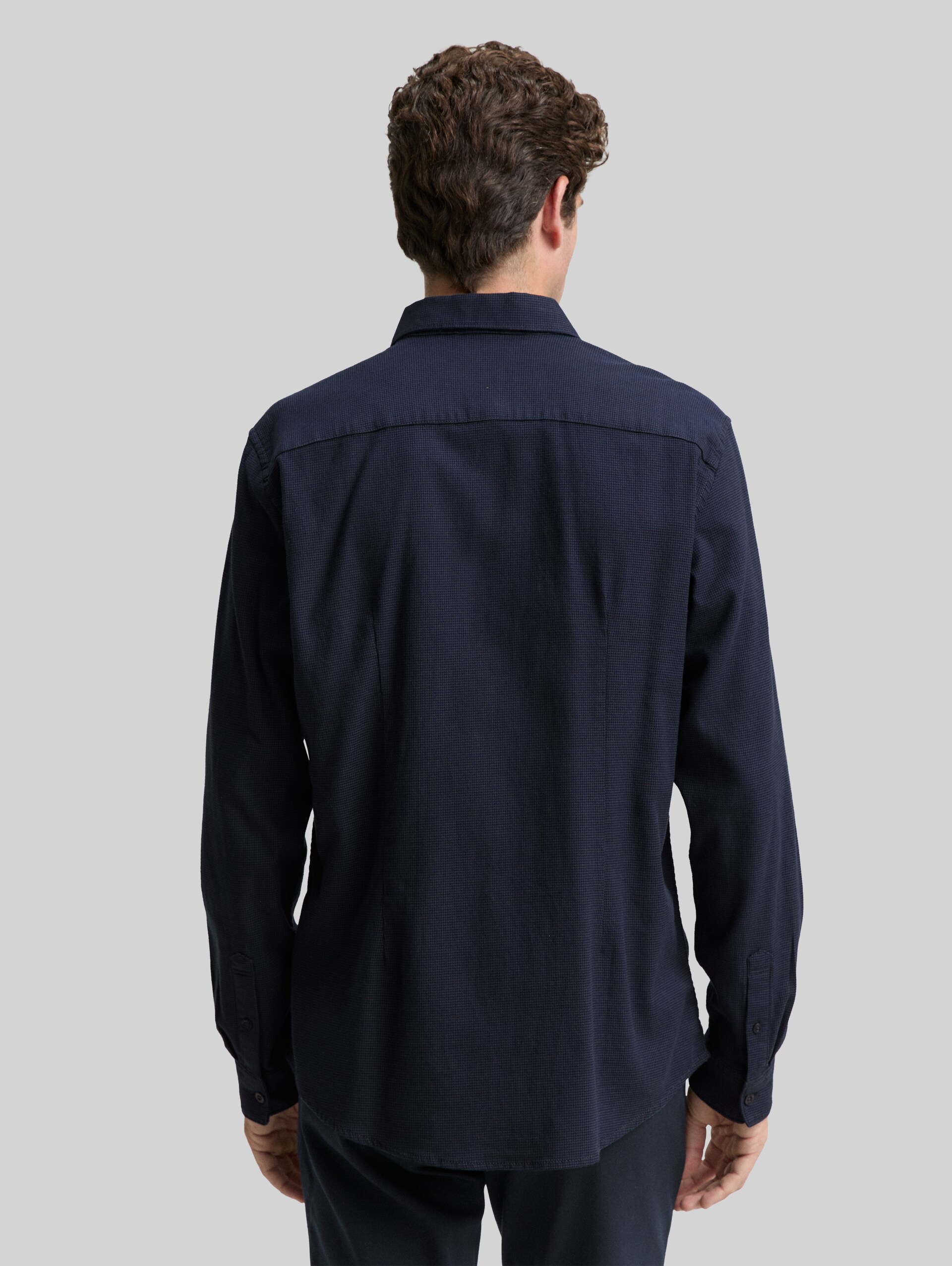 Slim fit shirt with stretch - navy tonal squared structure - Neckline model-back view