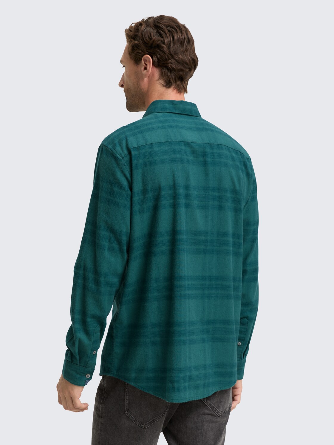 Regular Fit Hemd mit Logo-Stickerei - green tonal check - Auschnitt Model-Rückansicht