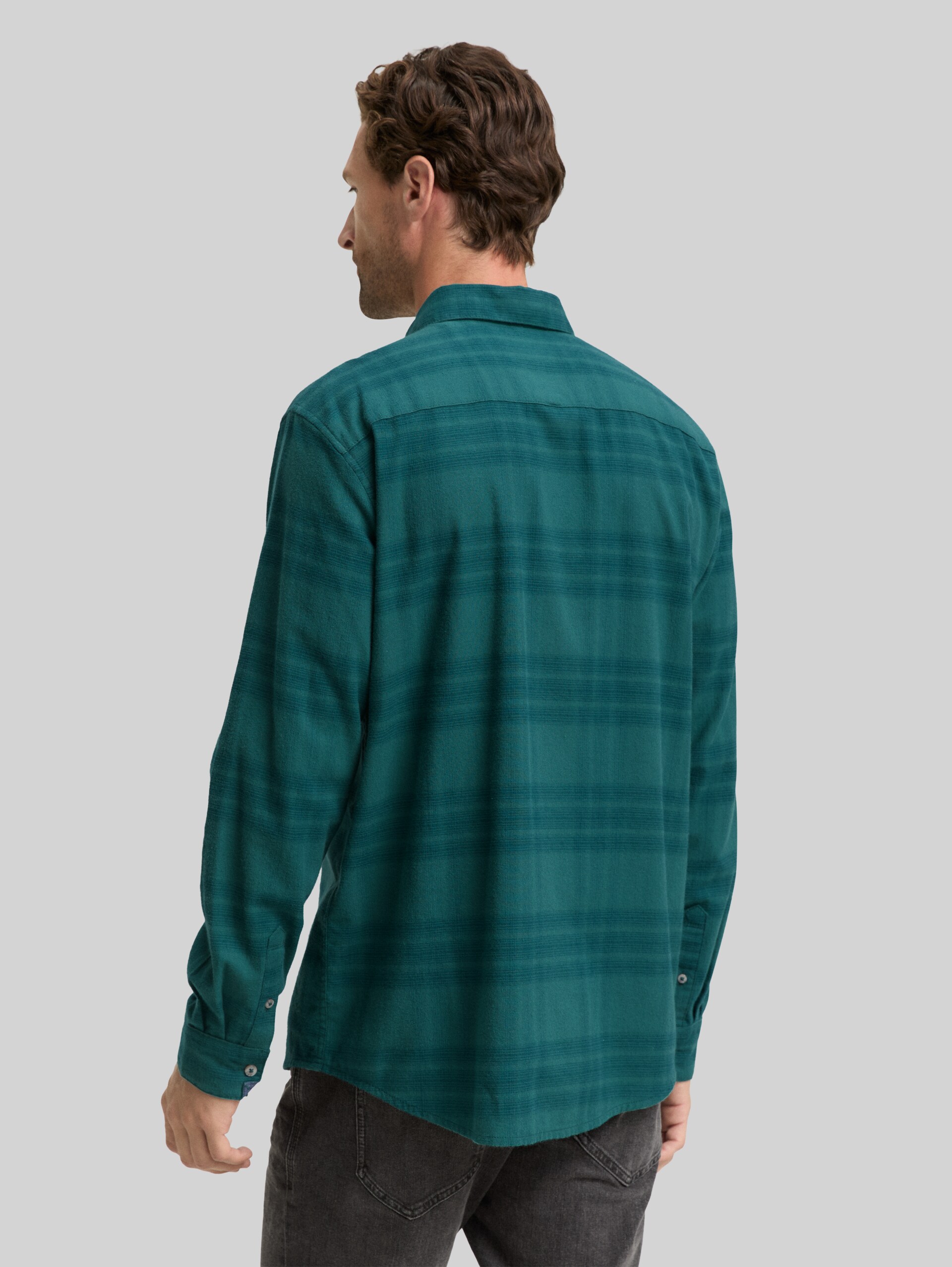 Regular Fit Hemd mit Logo-Stickerei - green tonal check - Auschnitt Model-Rückansicht