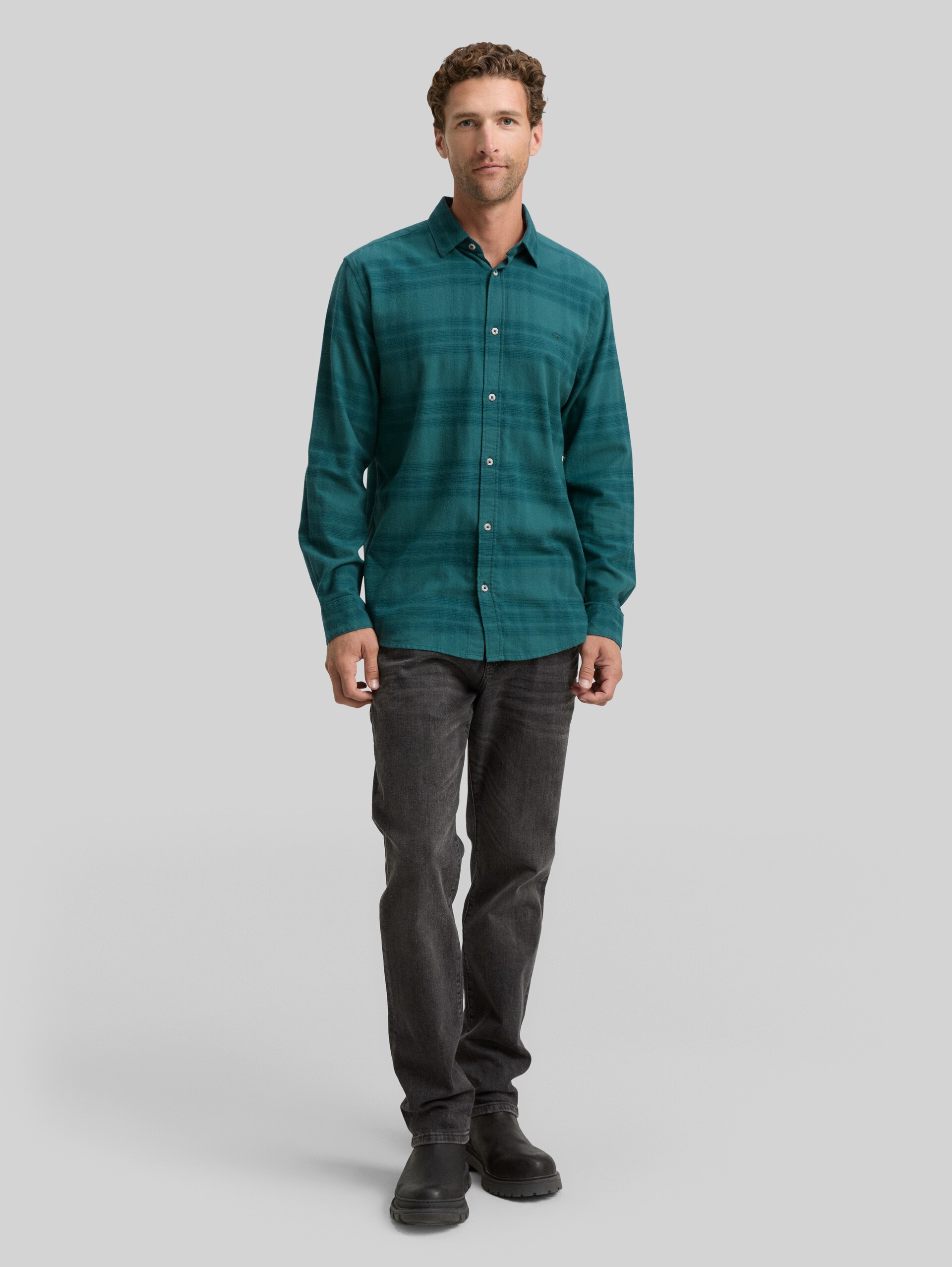 Regular Fit Hemd mit Logo-Stickerei - green tonal check - Model-Vorderansicht