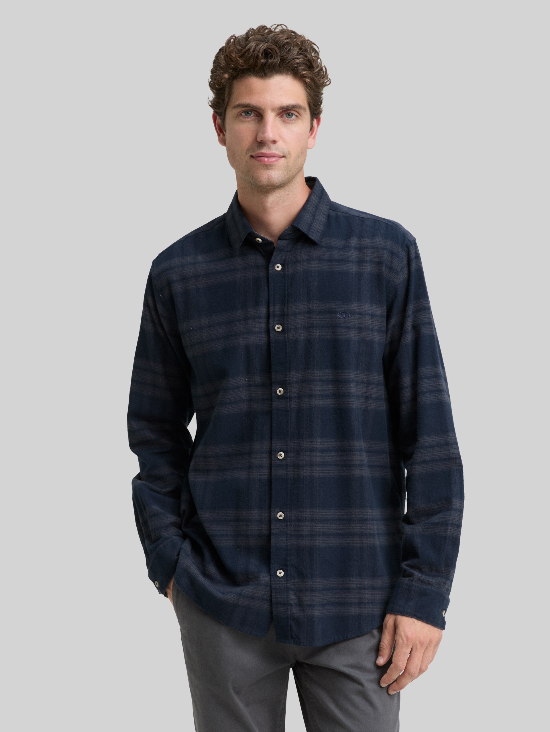Regular fit overhemd met logoborduursel - navy tonal check - Nek model vooraanzicht