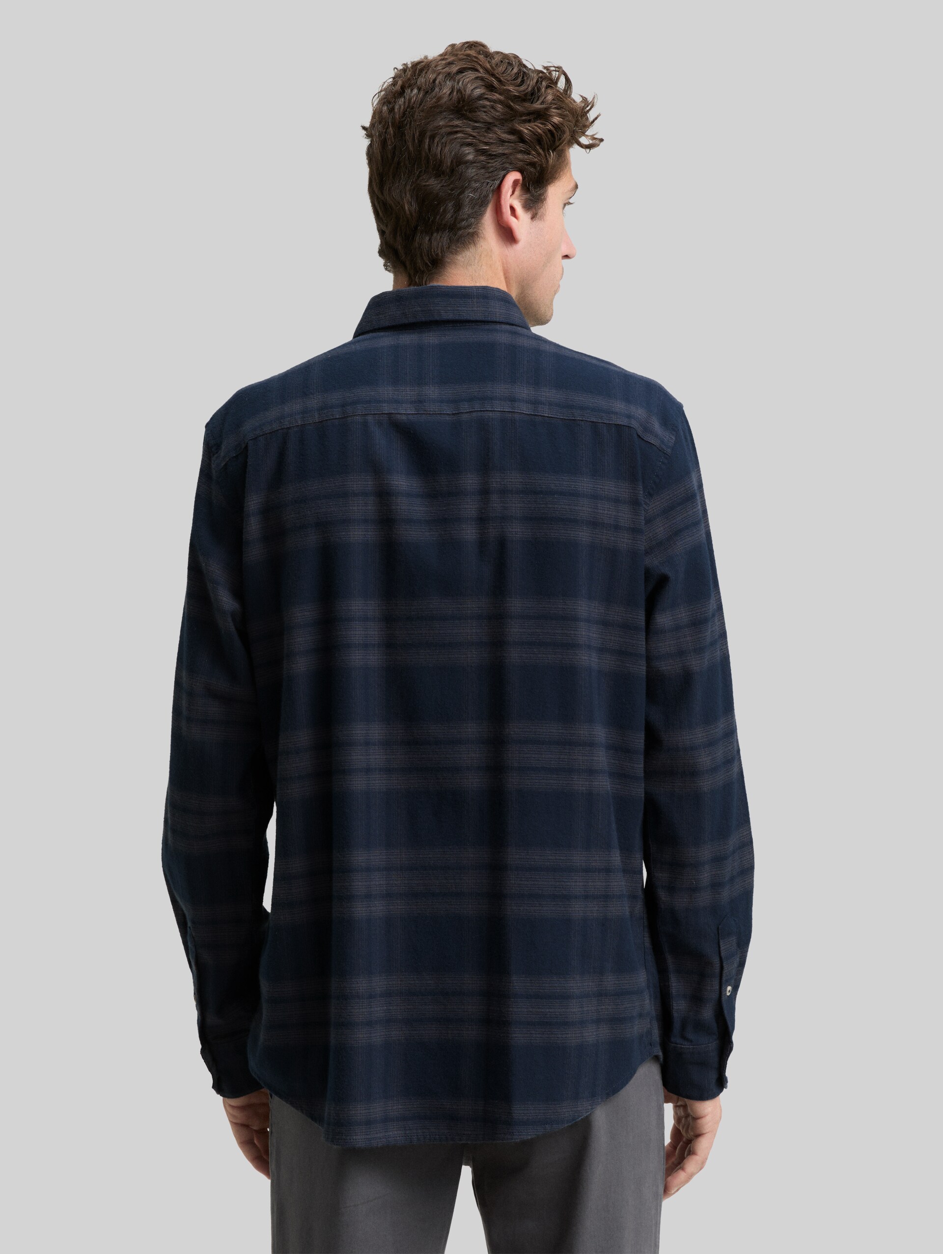 Regular fit overhemd met logoborduursel - navy tonal check - Neklijn model-achteraanzicht