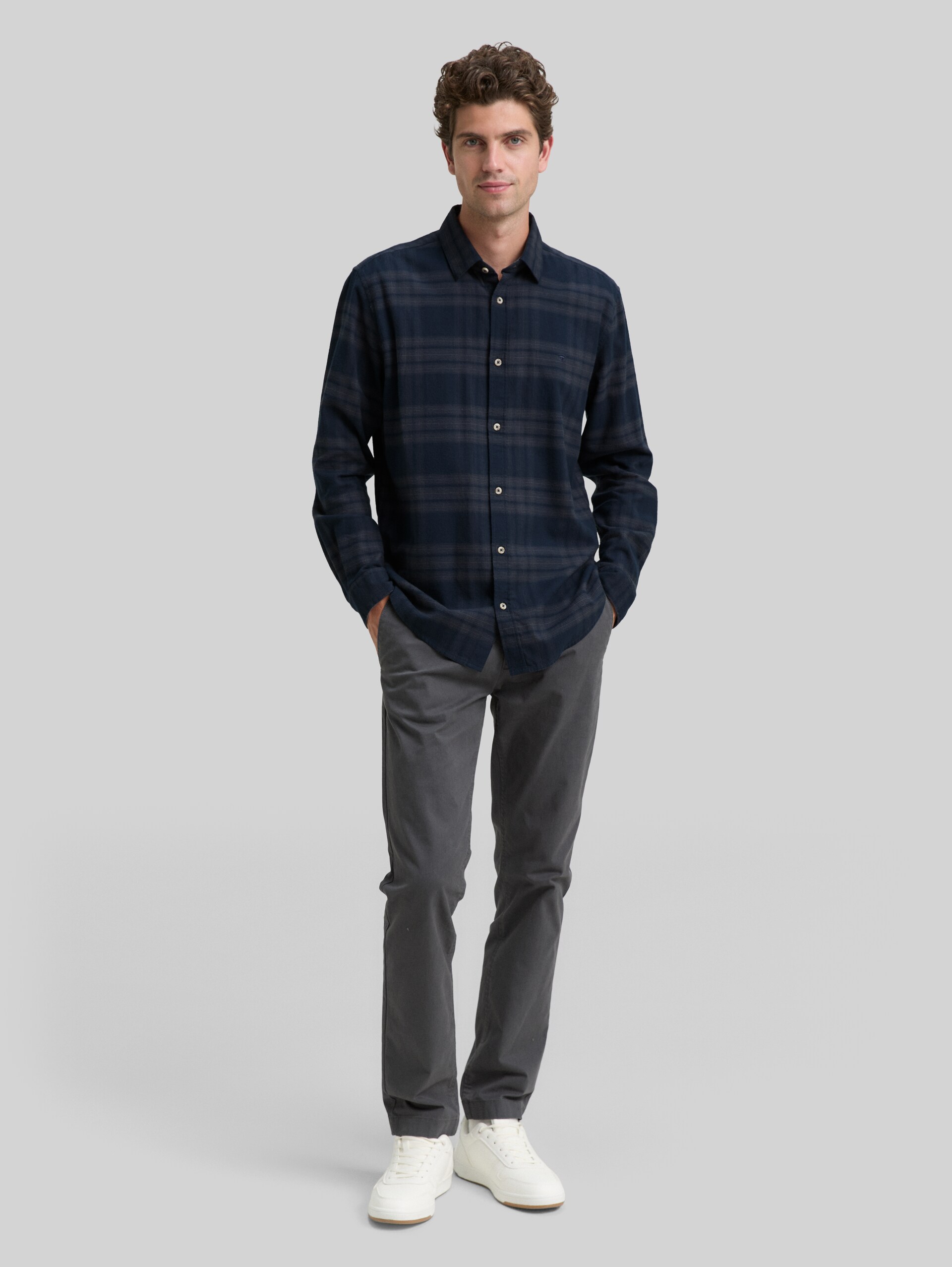 Regular fit overhemd met logoborduursel - navy tonal check - Model vooraanzicht