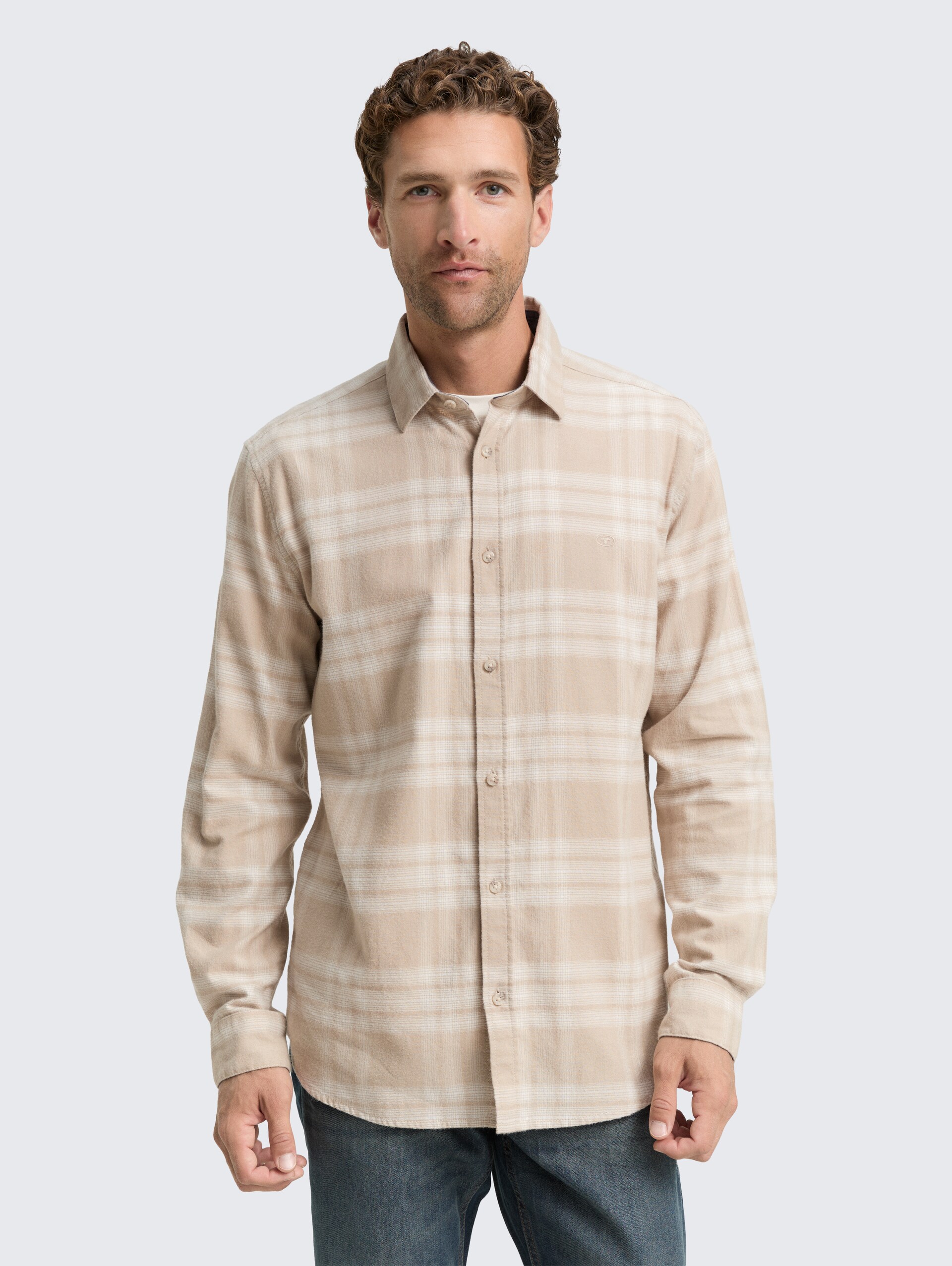 Regular Fit Hemd mit Logo-Stickerei - light cashmere tonal check - Ausschnitt Model-Vorderansicht