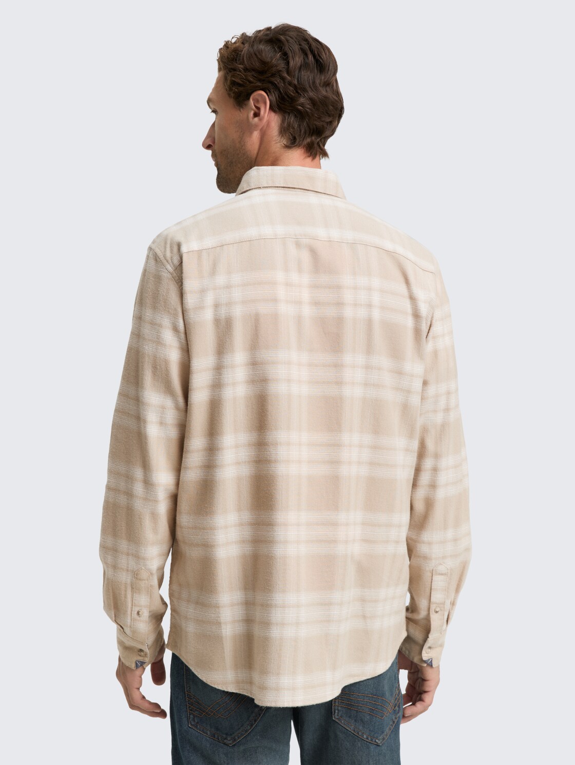 Regular Fit Hemd mit Logo-Stickerei - light cashmere tonal check - Auschnitt Model-Rückansicht