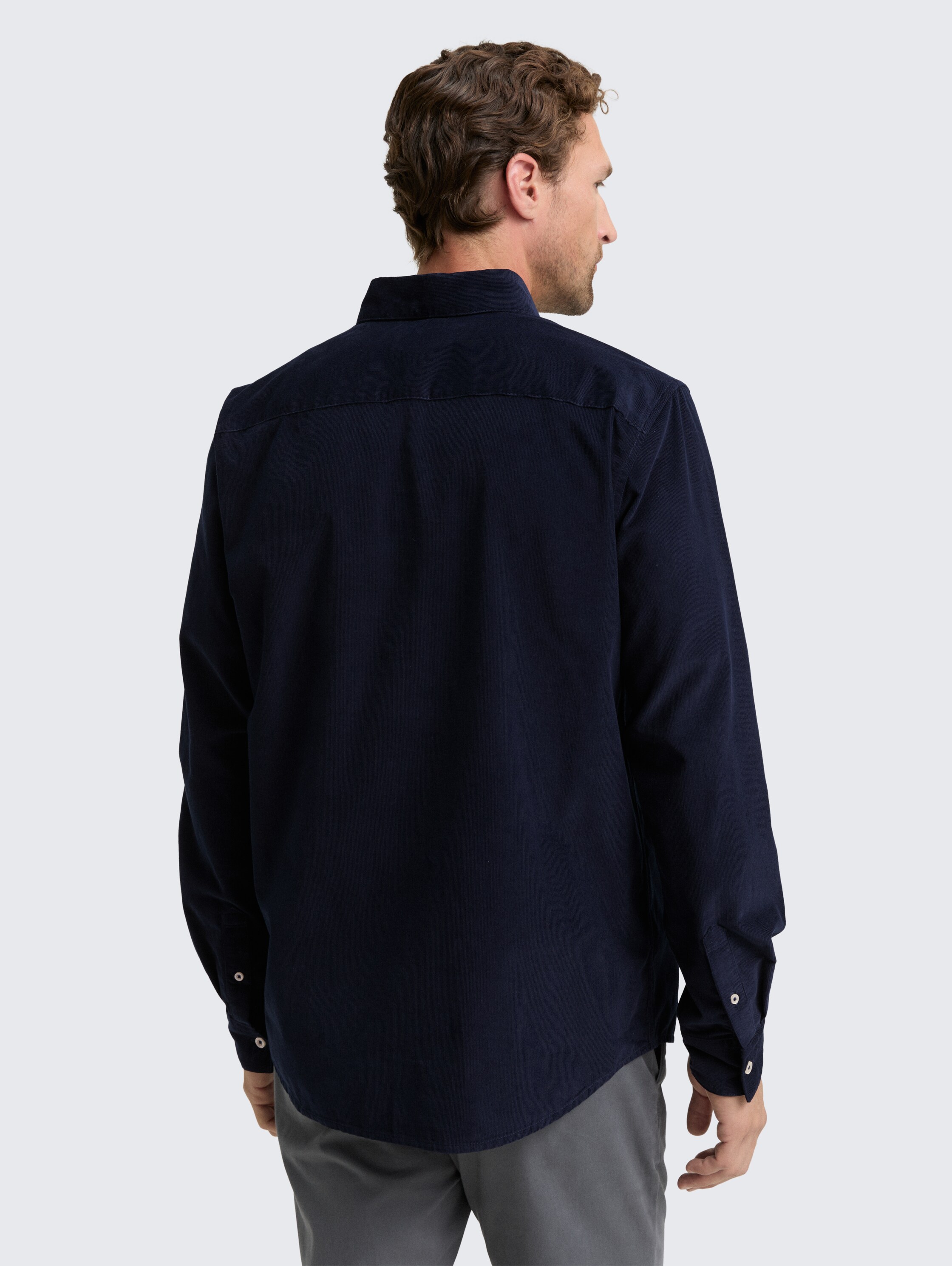 Regular Fit Cordhemd mit Brusttasche - sky captain blue - Auschnitt Model-Rückansicht