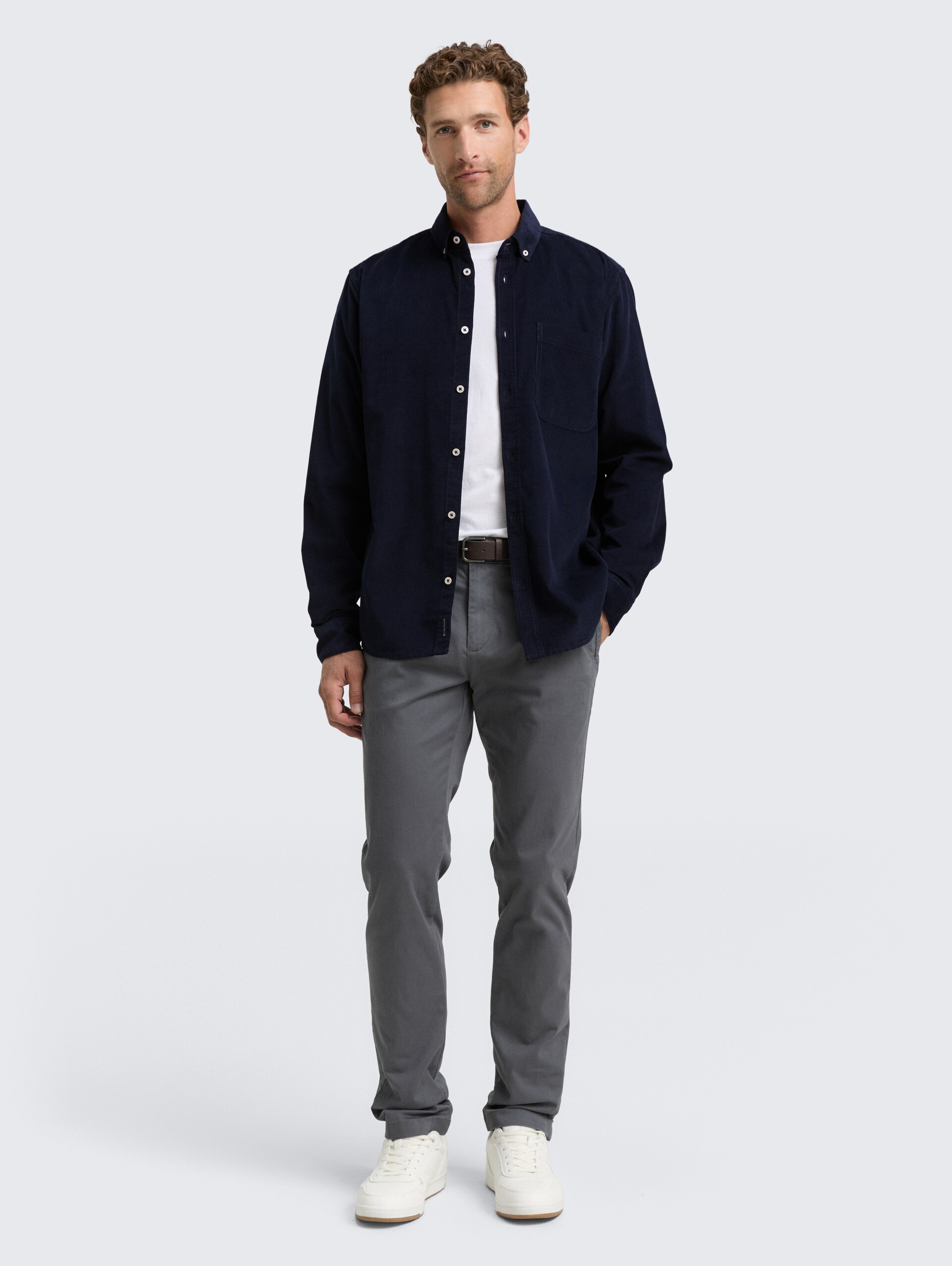 Regular Fit Cordhemd mit Brusttasche - sky captain blue - Model-Vorderansicht