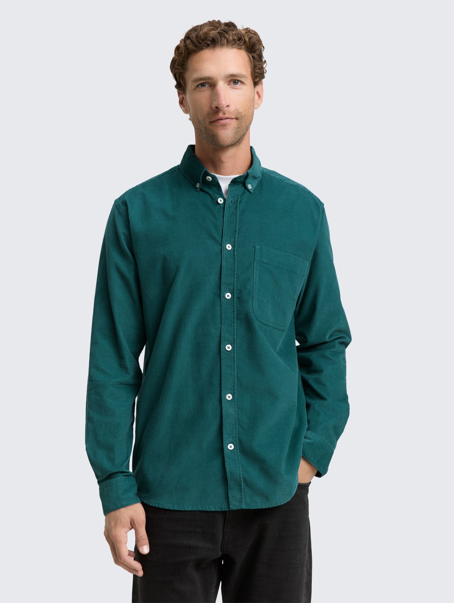 Regular Fit Cordhemd mit Brusttasche - Jasper Green - Ausschnitt Model-Vorderansicht