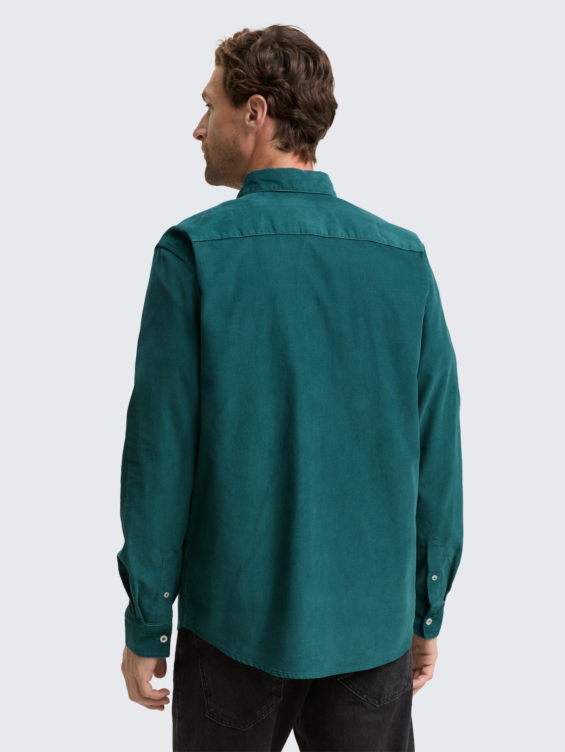 Regular Fit Cordhemd mit Brusttasche - Jasper Green - Auschnitt Model-Rückansicht