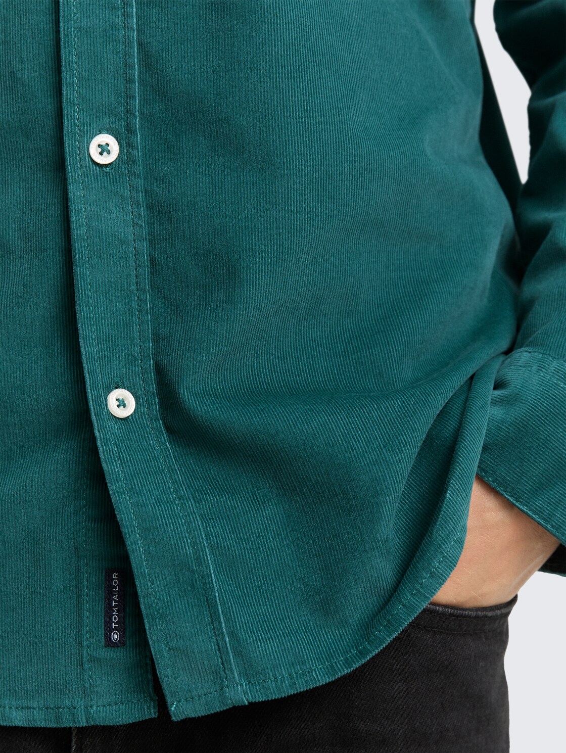 Regular Fit Cordhemd mit Brusttasche - Jasper Green - Detail-Model-Ansicht