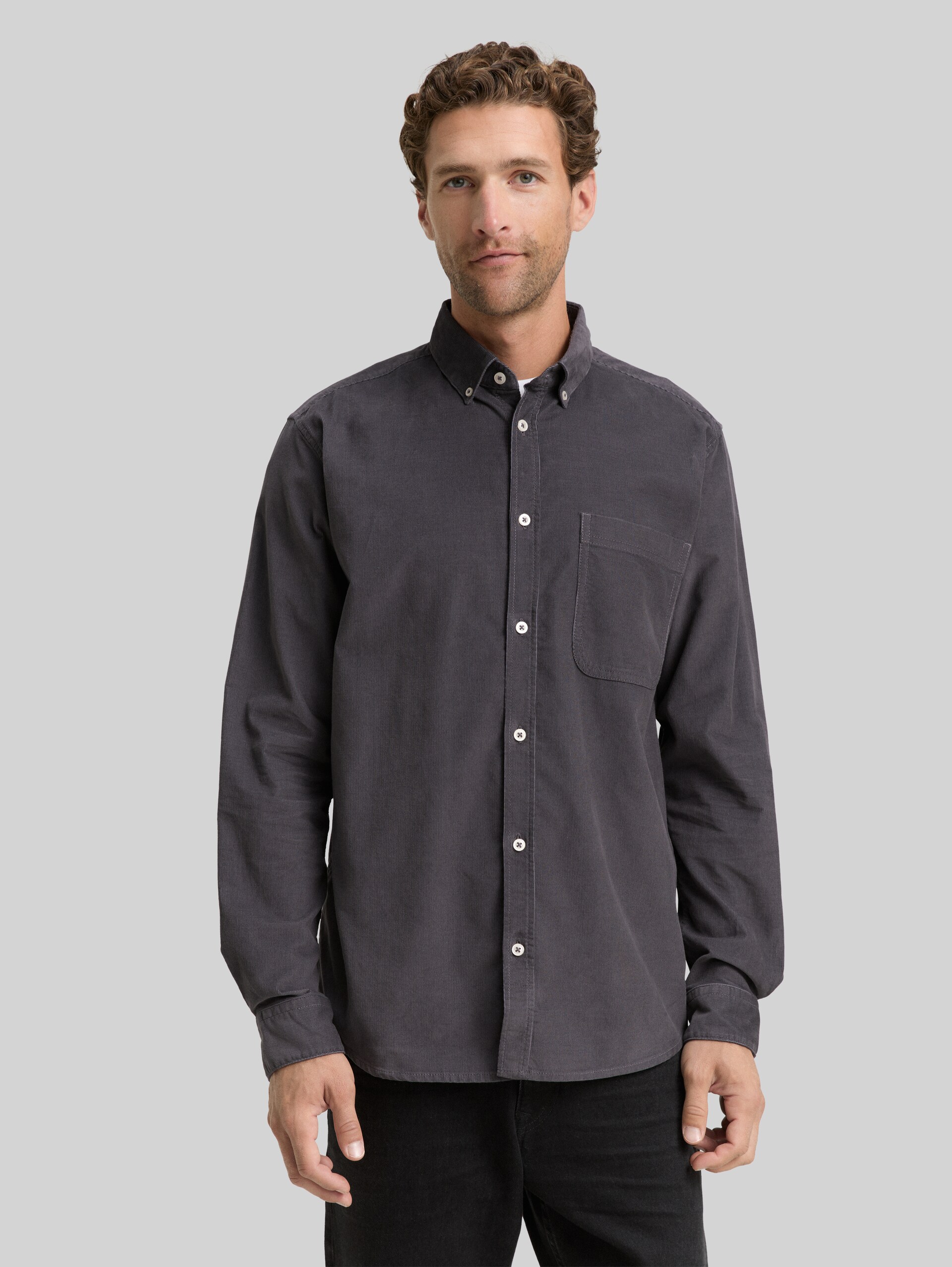 Regular fit corduroy shirt with breast pocket - classic dark grey - Neckline model front view