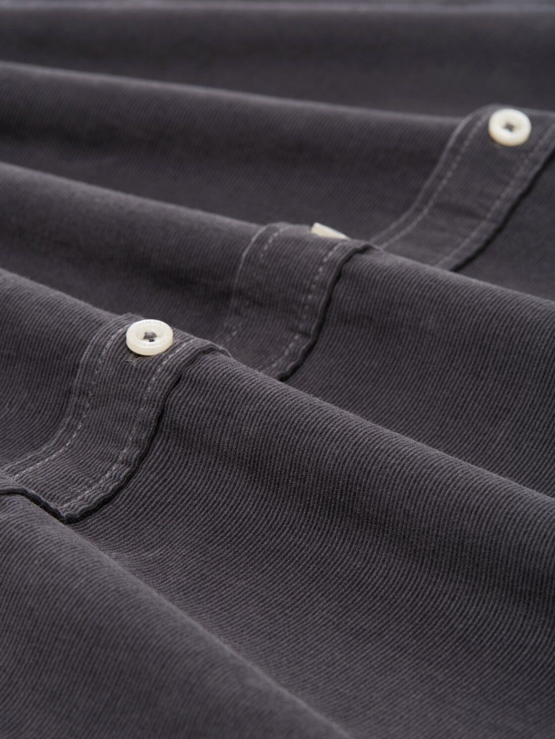 Regular Fit Cordhemd mit Brusttasche - classic dark grey - Material-Ansicht