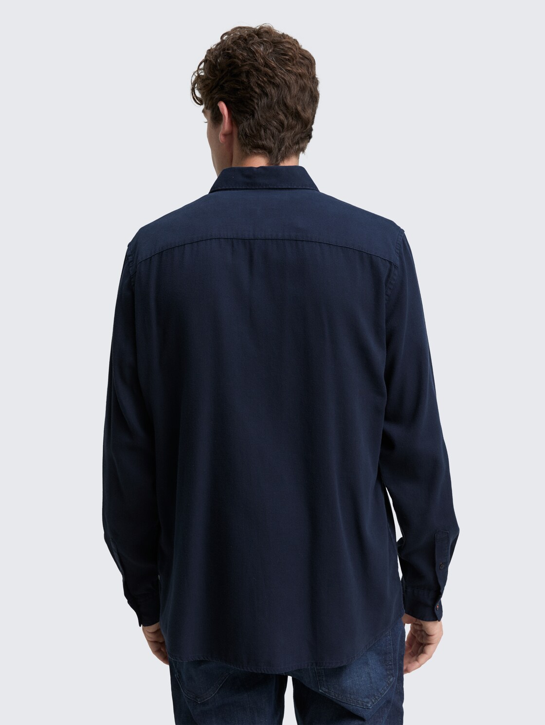 Regular Fit Hemd aus Baumwolle - sky captain blue - Auschnitt Model-Rückansicht