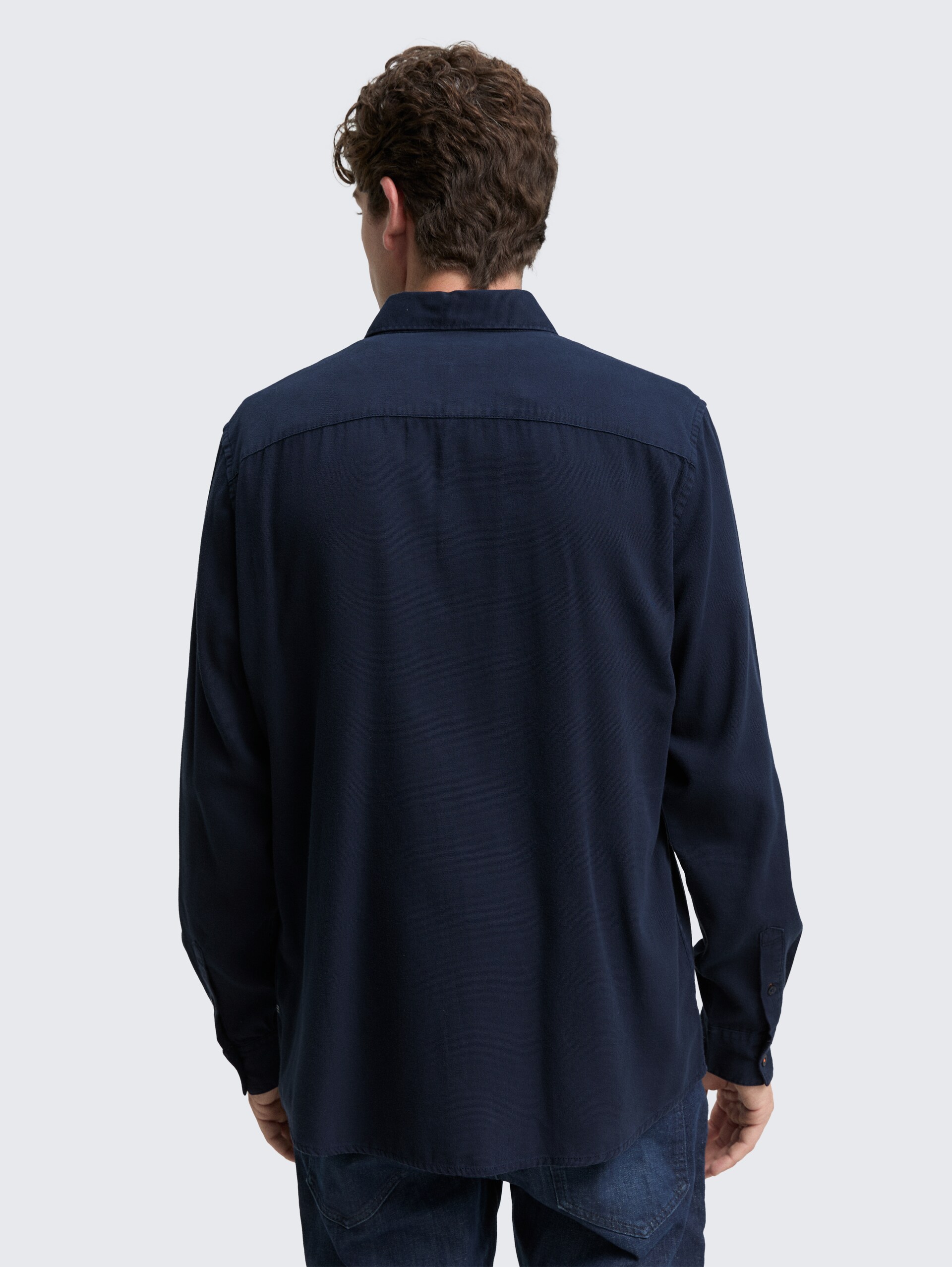 Regular Fit Hemd aus Baumwolle - sky captain blue - Auschnitt Model-Rückansicht