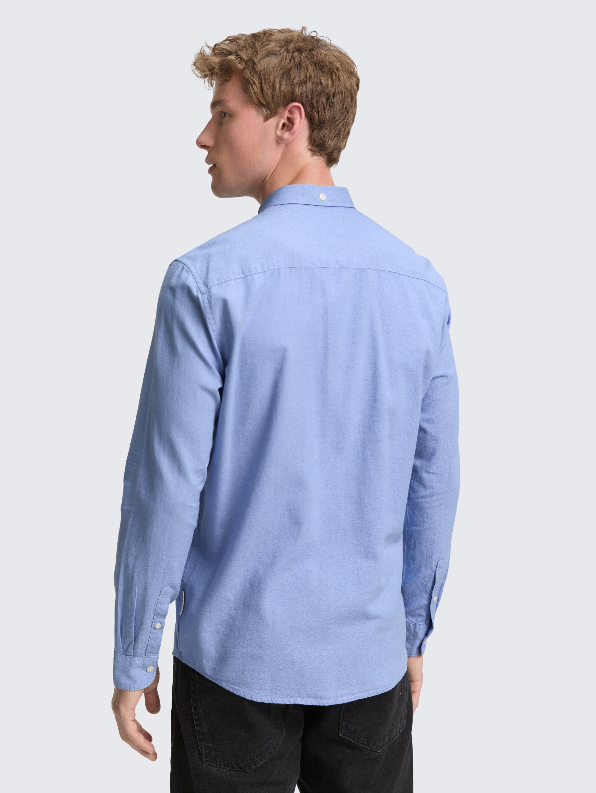 Regular Fit Hemd mit Brusttasche - dreamy blue fine structure - Auschnitt Model-Rückansicht