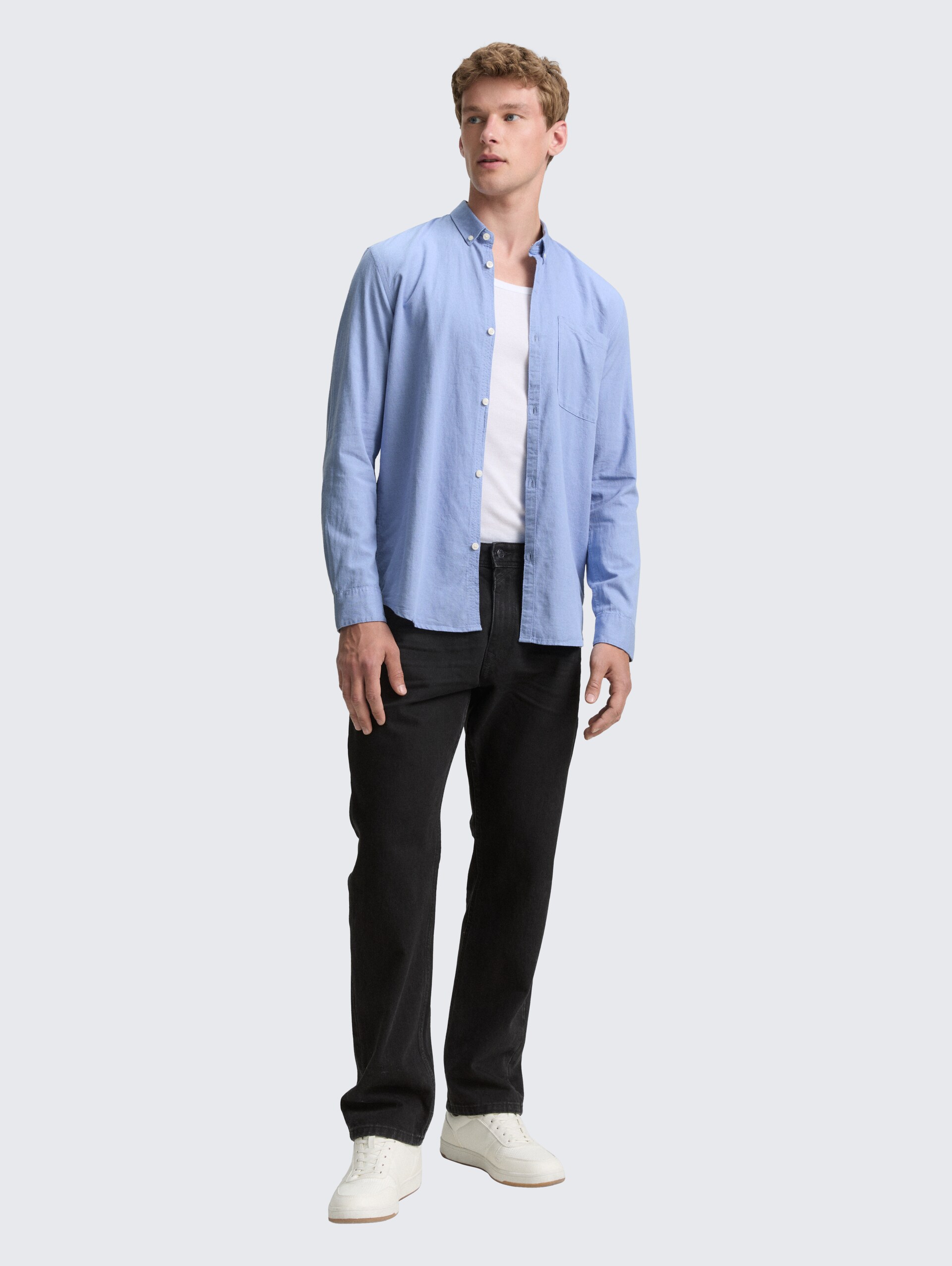 Regular Fit Hemd mit Brusttasche - dreamy blue fine structure - Model-Vorderansicht