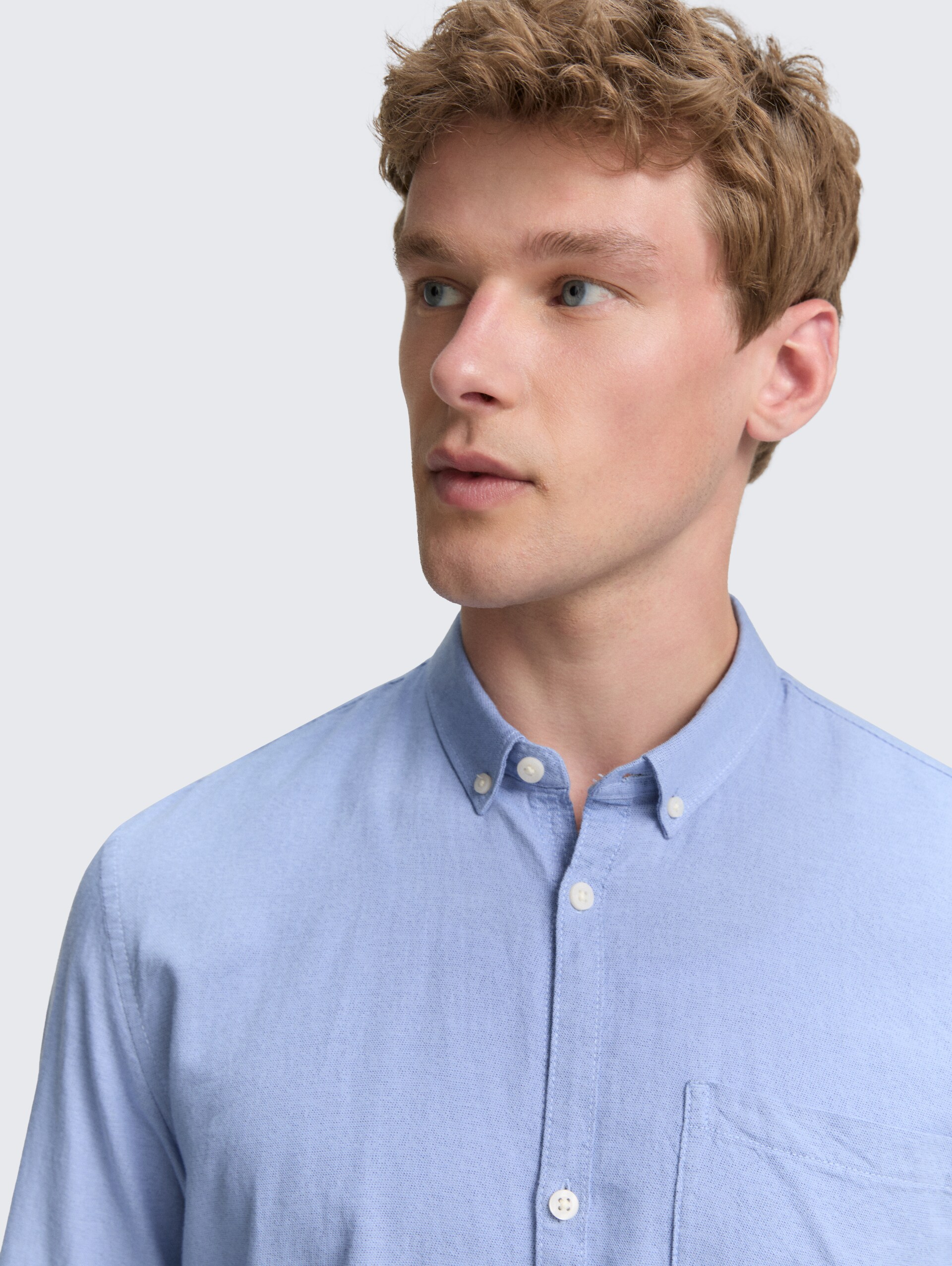 Regular Fit Hemd mit Brusttasche - dreamy blue fine structure - Detail-Model-Ansicht