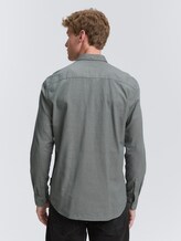 Regular Fit Hemd mit Brusttasche - jasper green fine structure - Auschnitt Model-Rückansicht